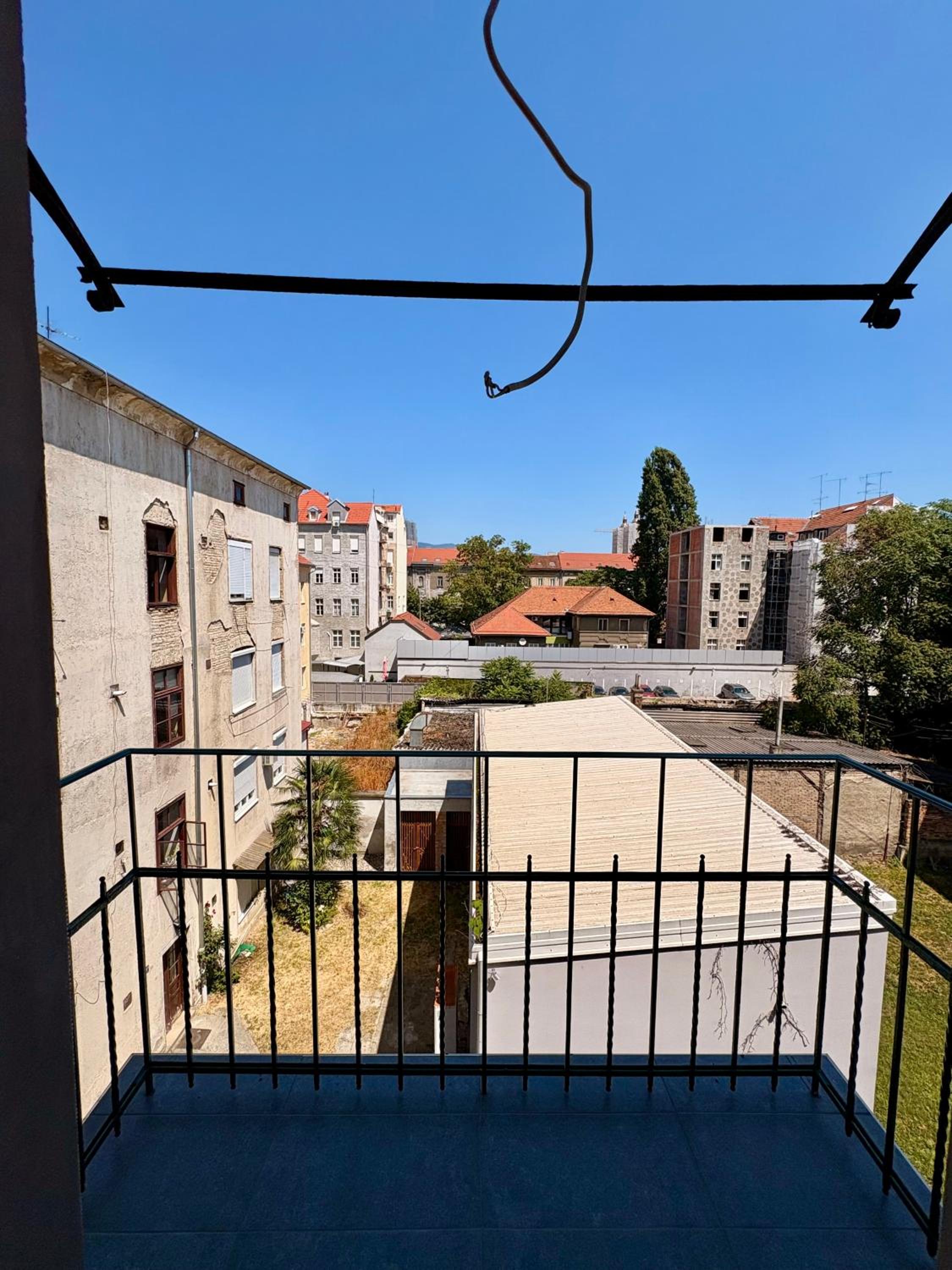 La Perla Centre