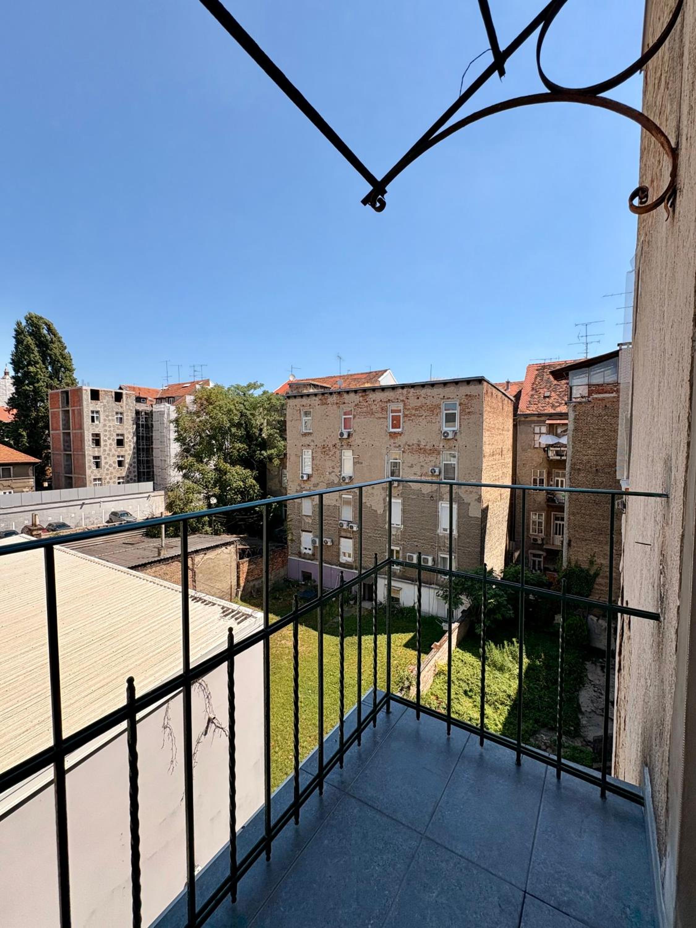 La Perla Centre