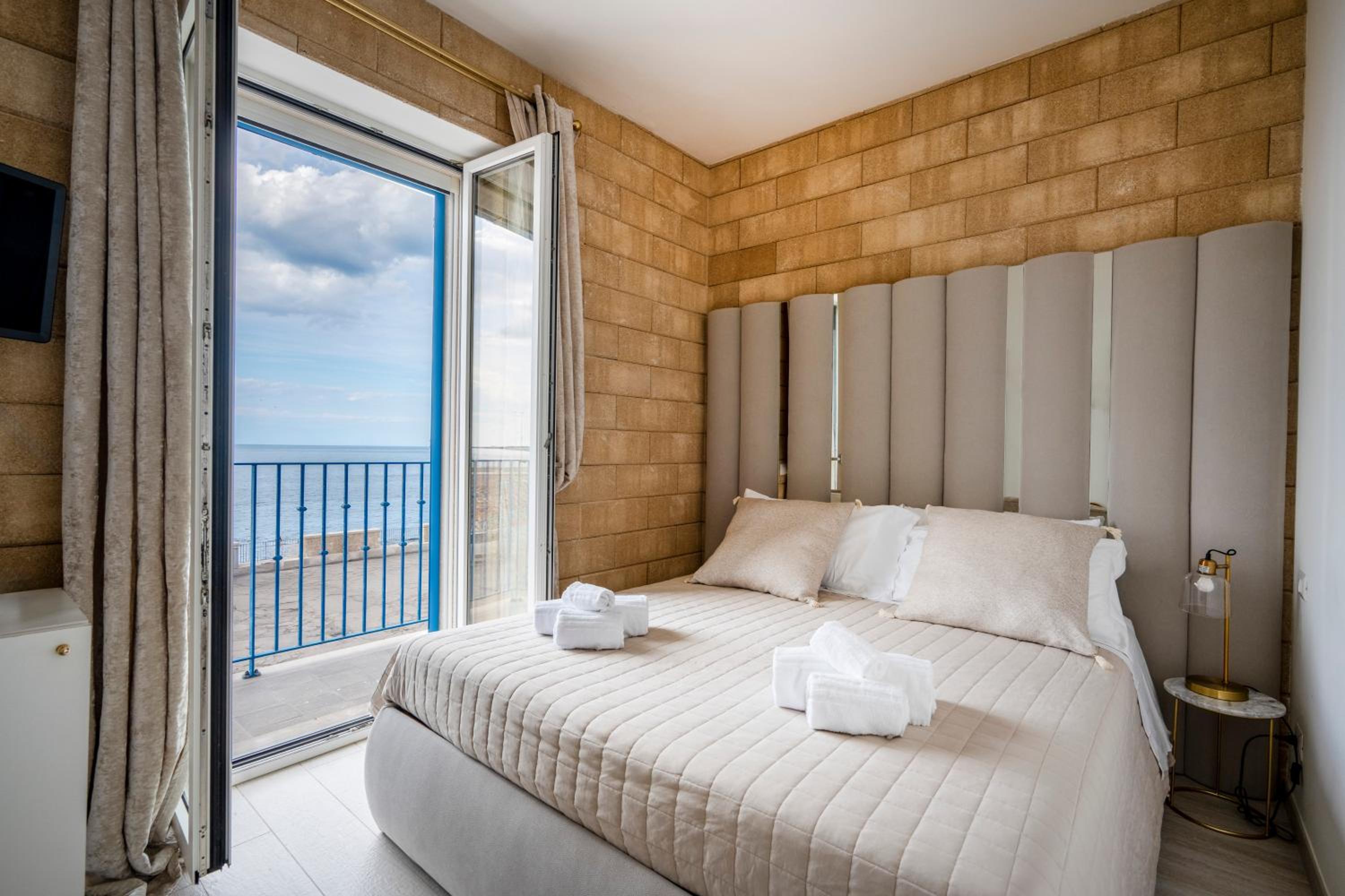 Terra | 2-Bedroom with Shared Kitchen & Balcony – Seafront Location