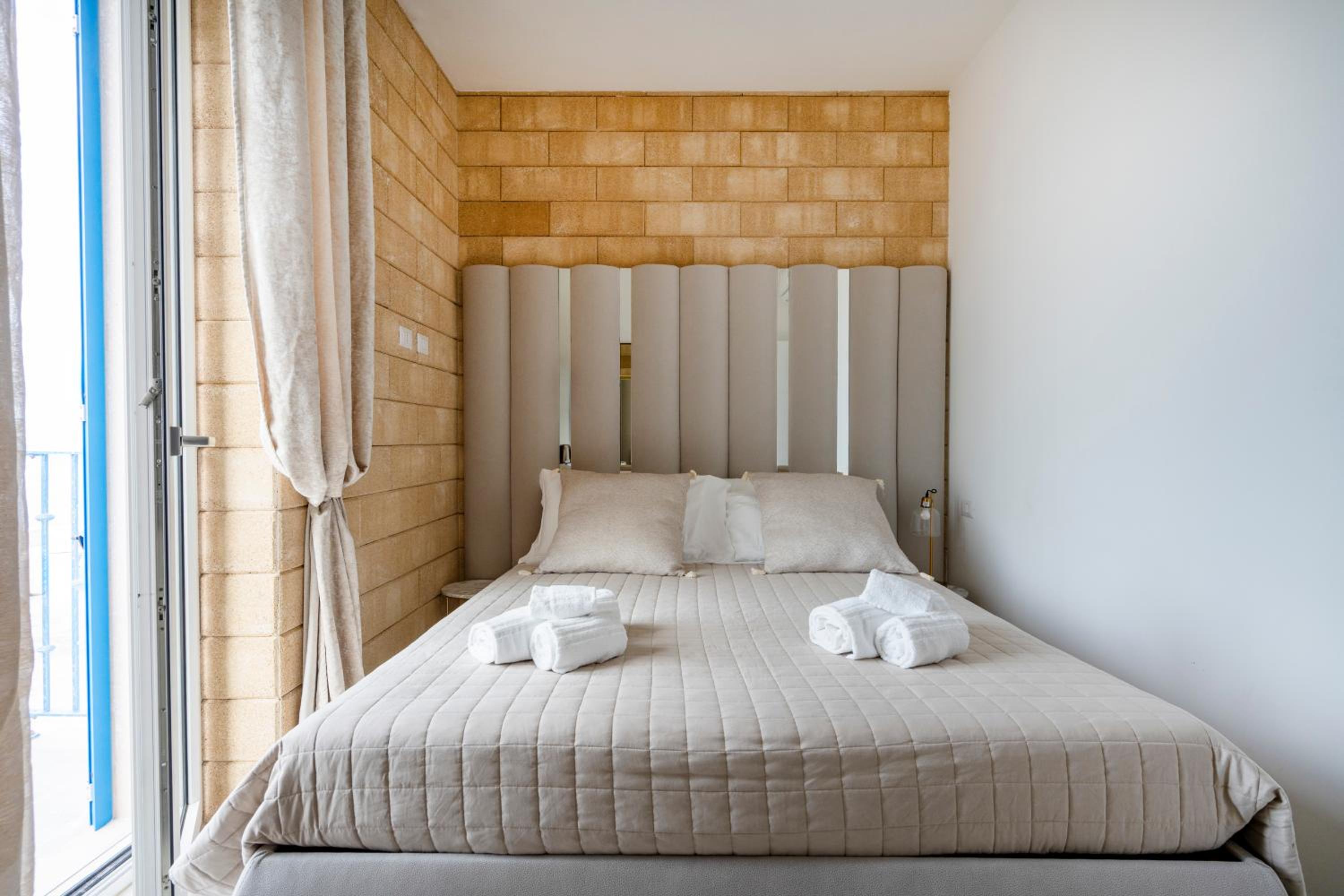 Terra | 2-Bedroom with Shared Kitchen & Balcony – Seafront Location