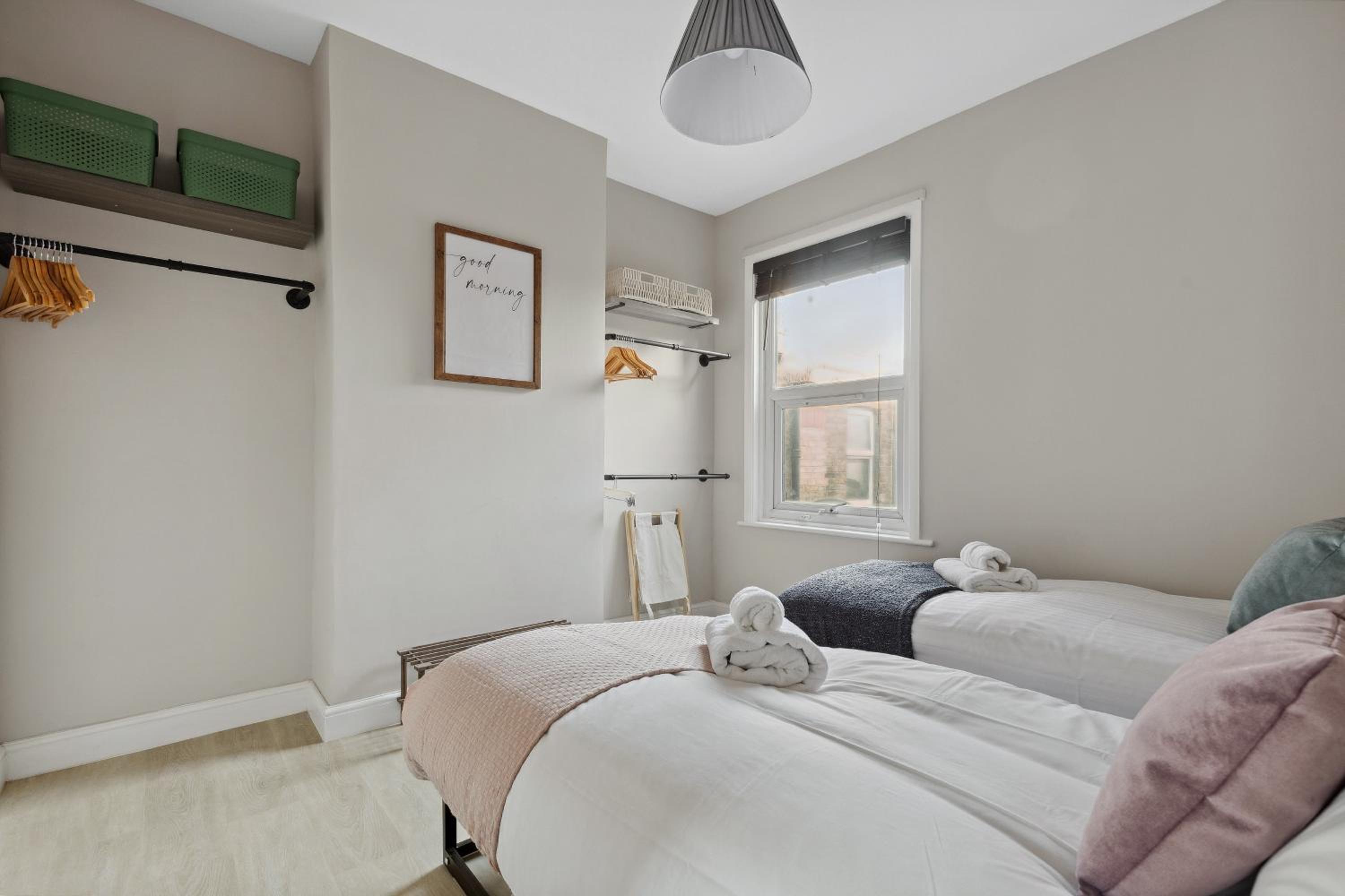 2 Bedroom Cosy London Cottage Flat