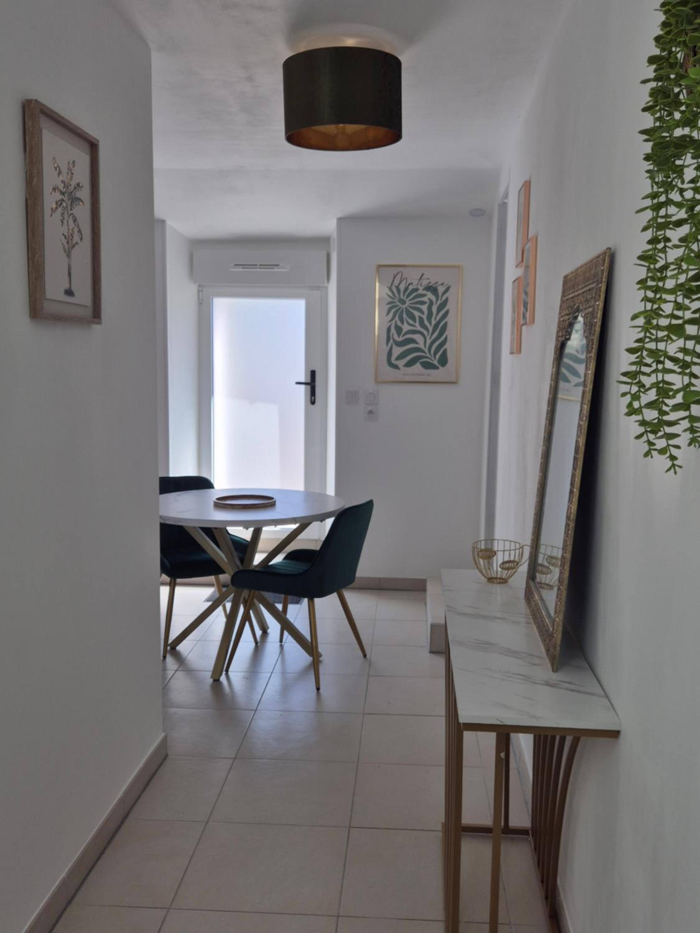 La longère du Moulin, logement T2 indépendant tout équipé avec cuisine, parking individuel avec portail, salon de jardin, belle grande chambre