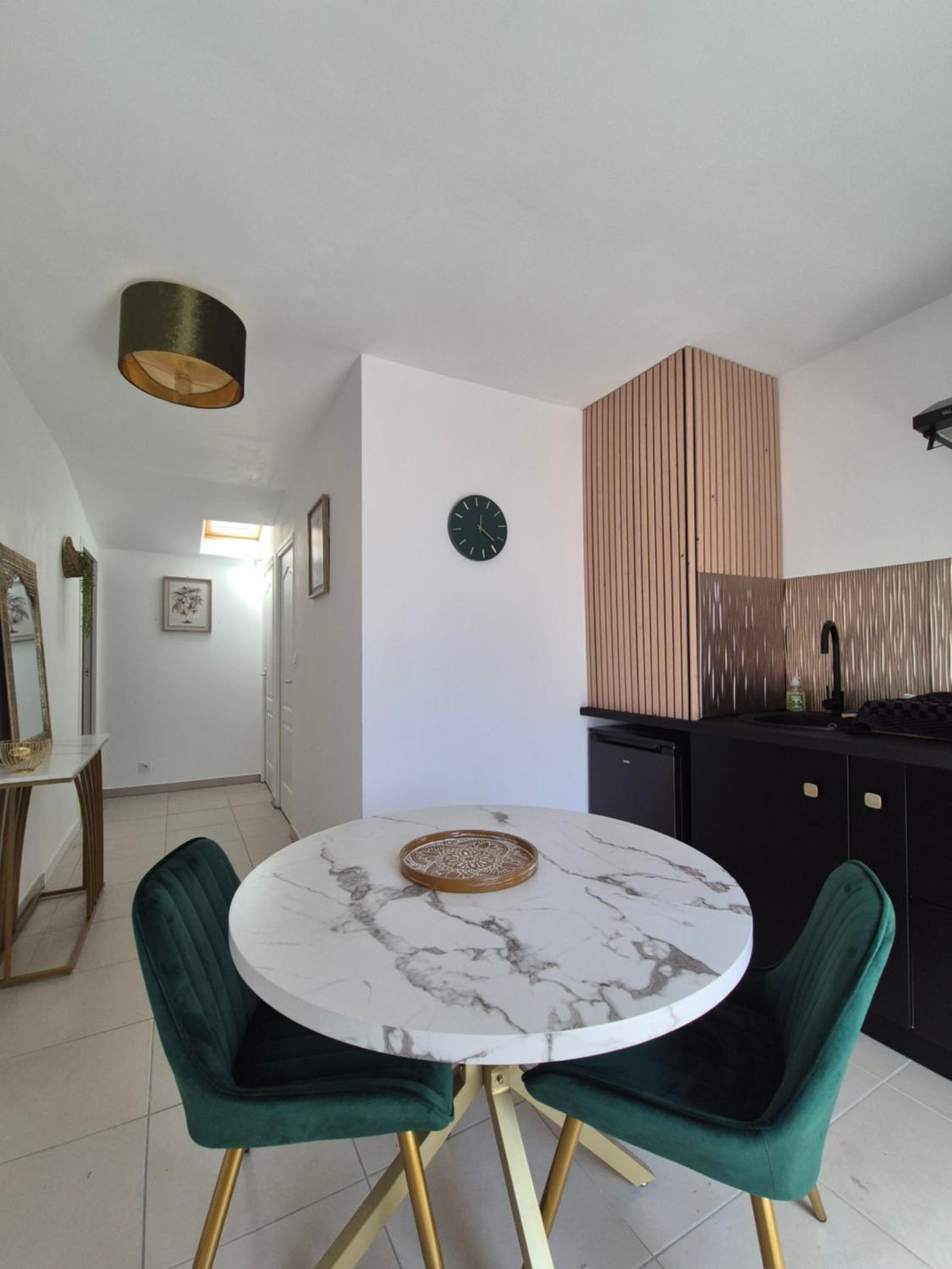 La longère du Moulin, logement T2 indépendant tout équipé avec cuisine, parking individuel avec portail, salon de jardin, belle grande chambre