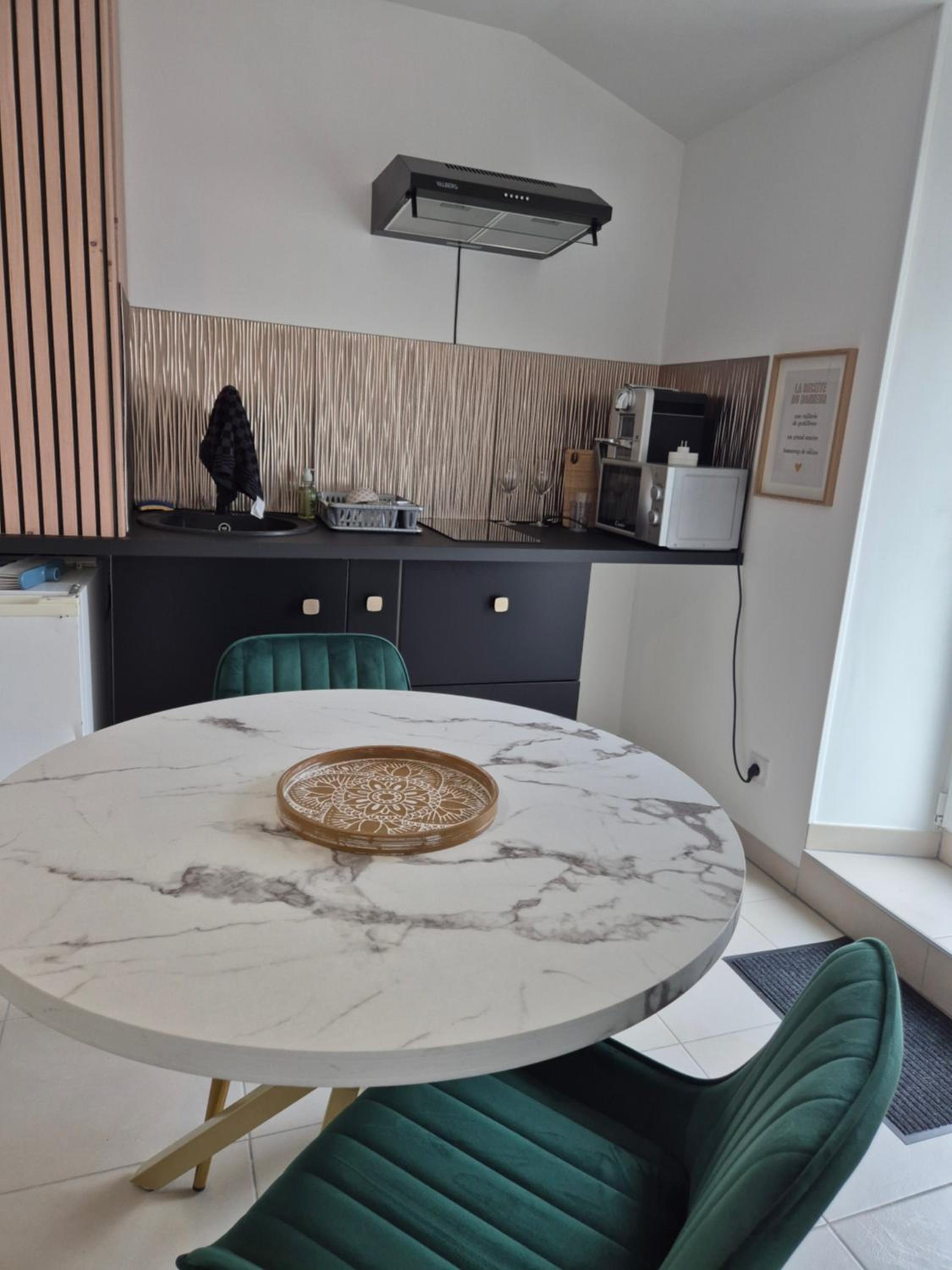La longère du Moulin, logement T2 indépendant tout équipé avec cuisine, parking individuel avec portail, salon de jardin, belle grande chambre