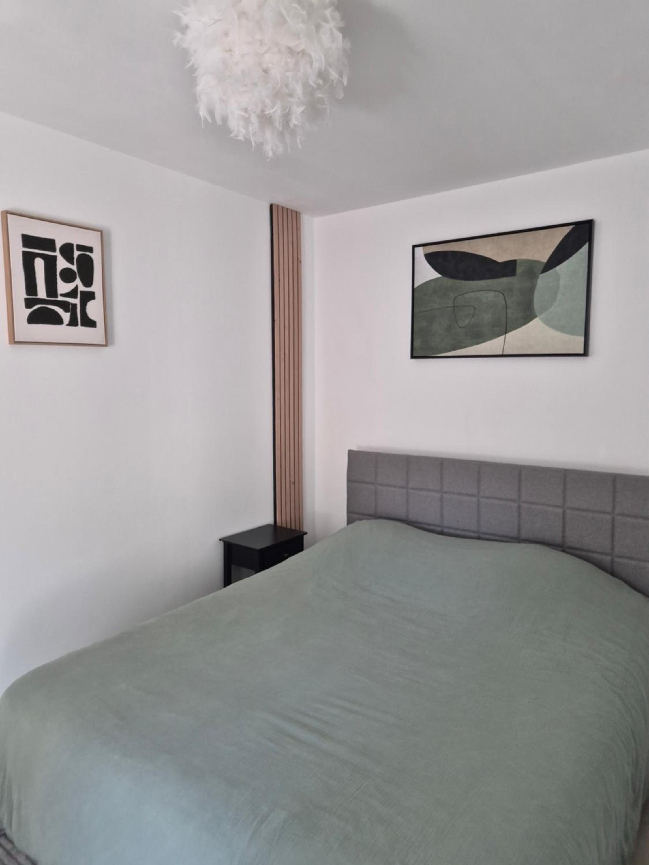 La longère du Moulin, logement T2 indépendant tout équipé avec cuisine, parking individuel avec portail, salon de jardin, belle grande chambre