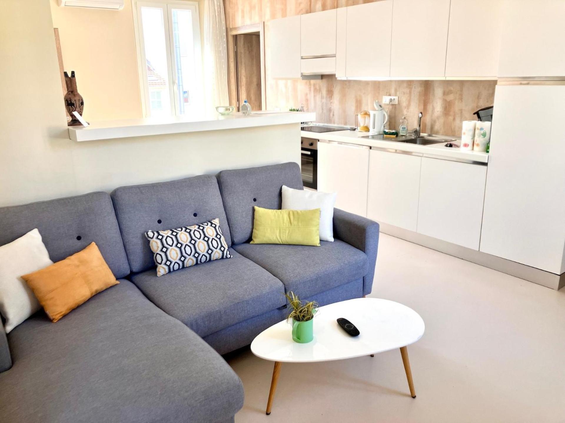 3 ROOMS - DOWNTOWN CANNES - 2 MIN FROM PALAIS Festivals