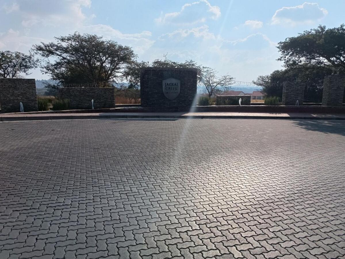 Malaika Luxurious Crib, Jackal Creek Golf Estate, Northriding