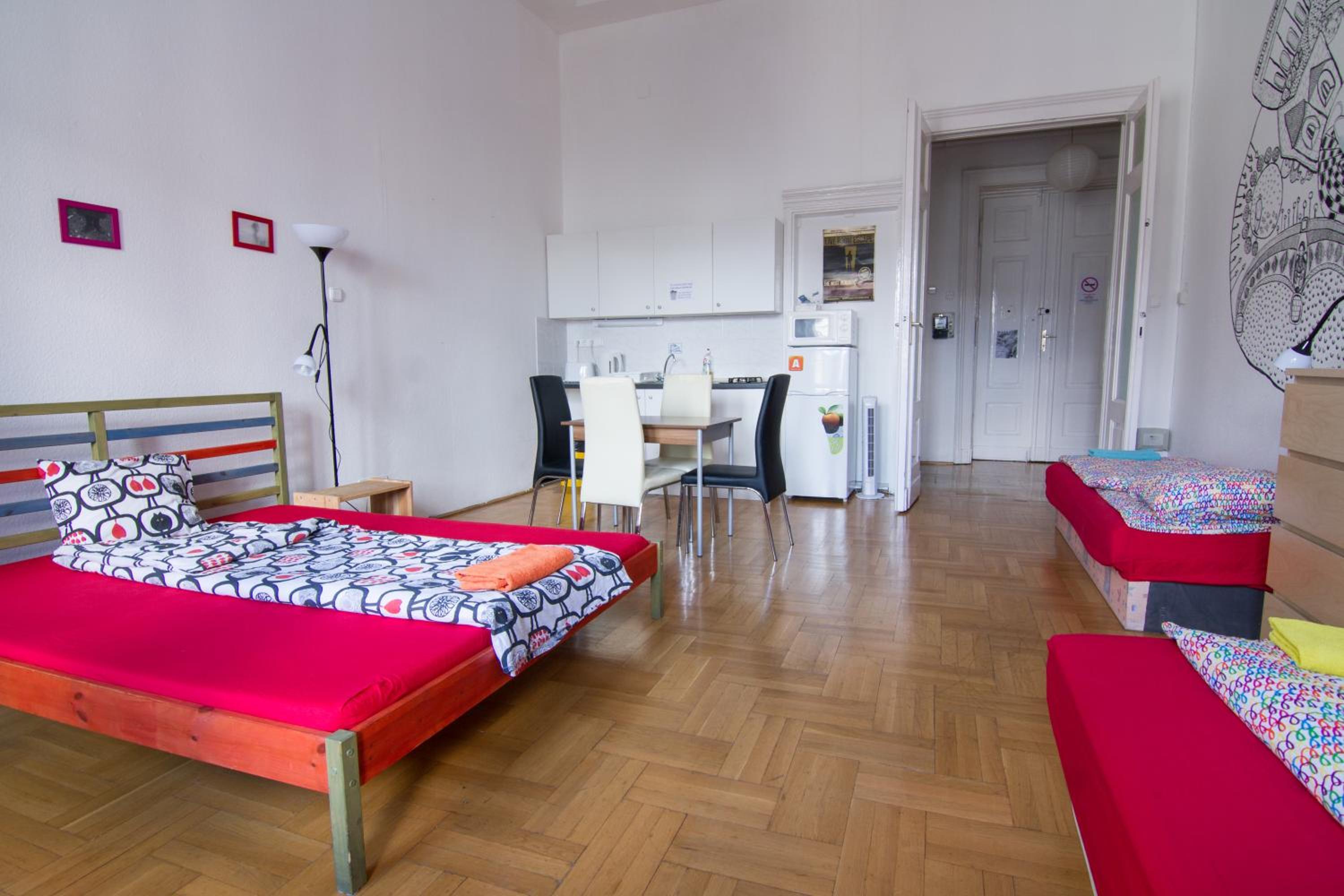 Pal's Hostel and Apartments