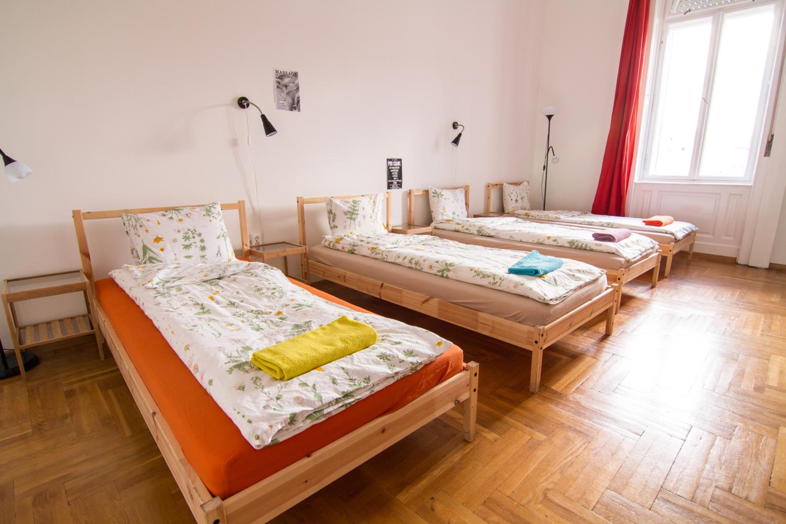 Pal's Hostel and Apartments