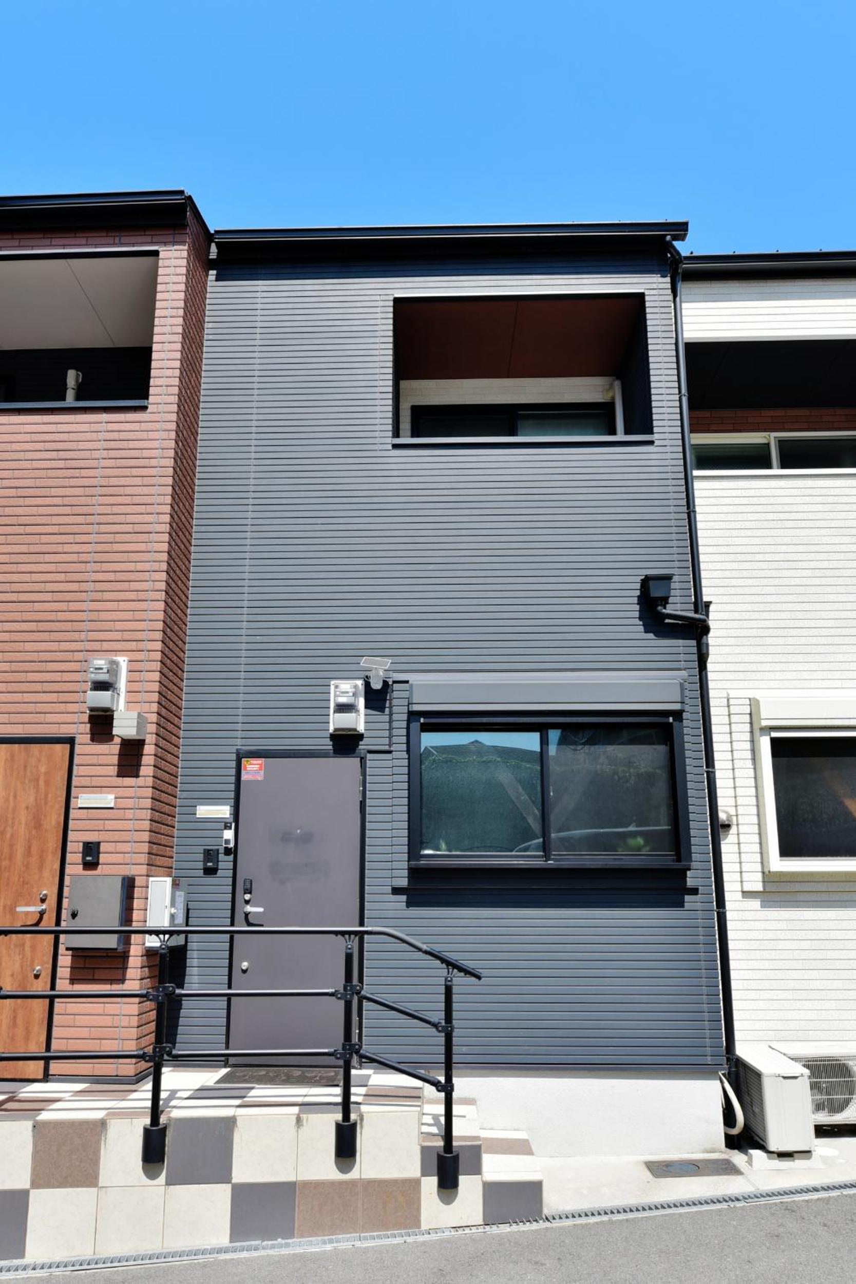 E-NA gesthouse 駅から徒歩3分の便利な立地 USJと難波へ好アクセス 最大5名様までご宿泊可能 Convenient location 3 min walk to station Easy access to USJ and Namba Accommodates up to 5 guests
