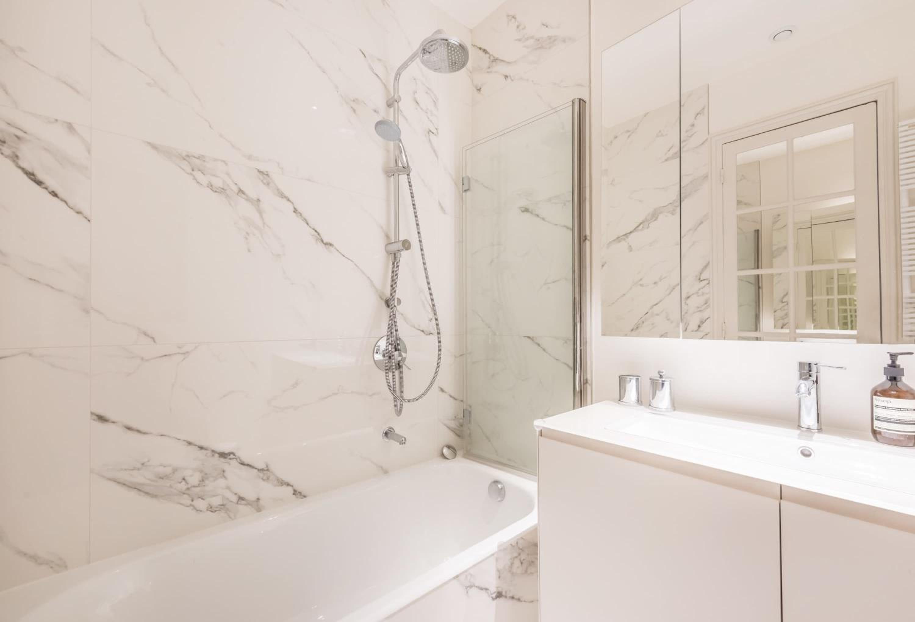 Four Saint Germain - Elegant & Spacious 3 BDR Apartment in the Heart of Saint Germain