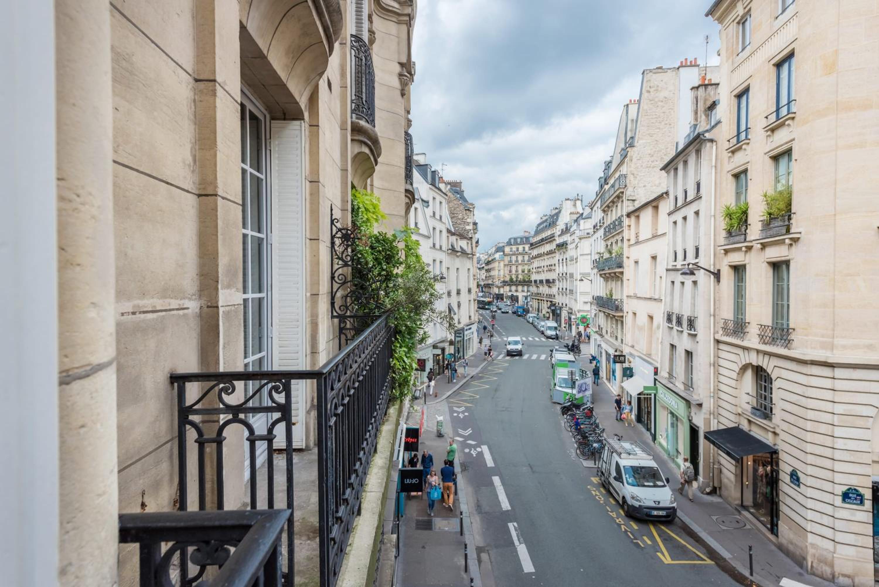 Four Saint Germain - Elegant & Spacious 3 BDR Apartment in the Heart of Saint Germain