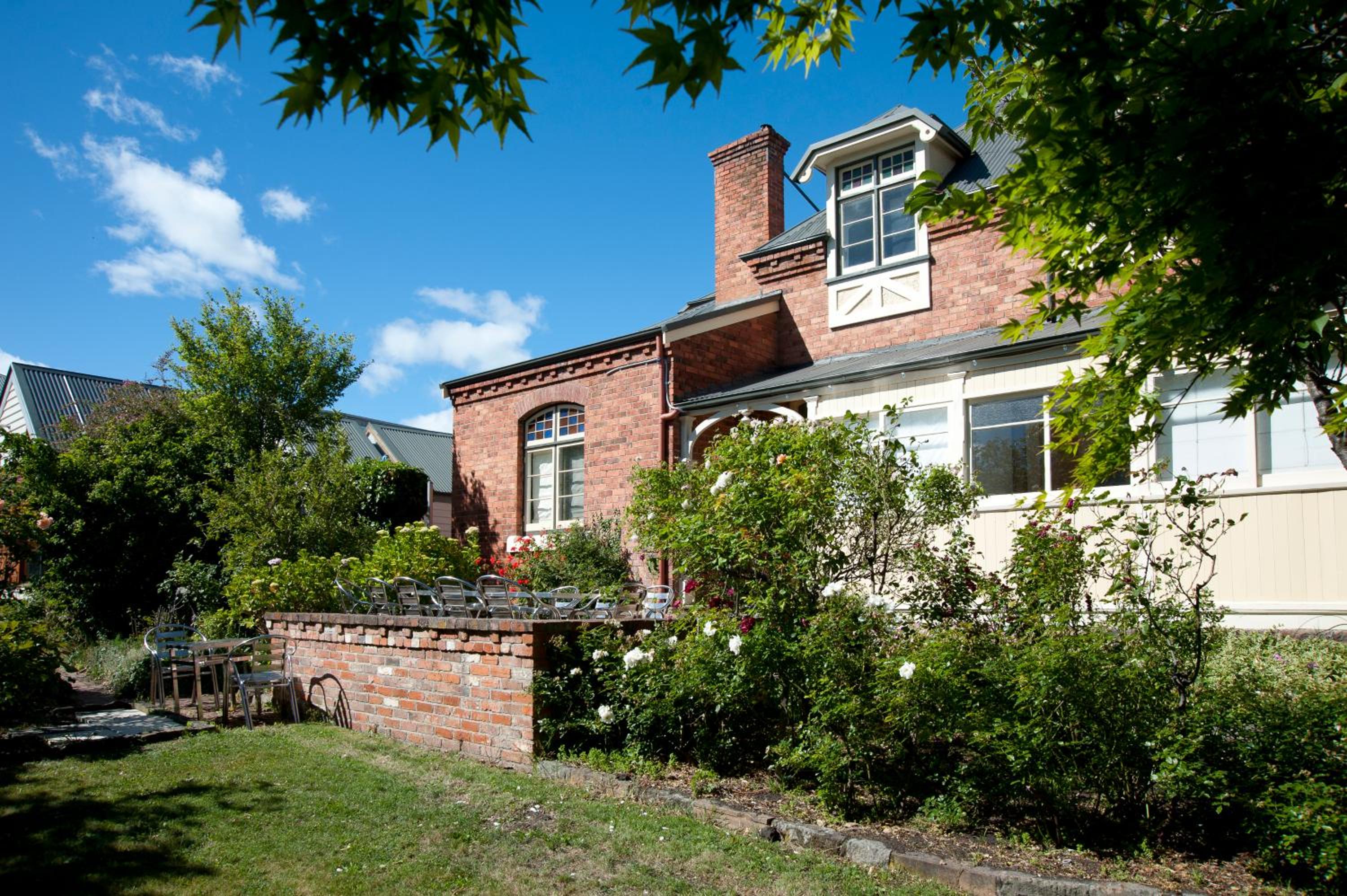 Lowena Cafe and Accommodation