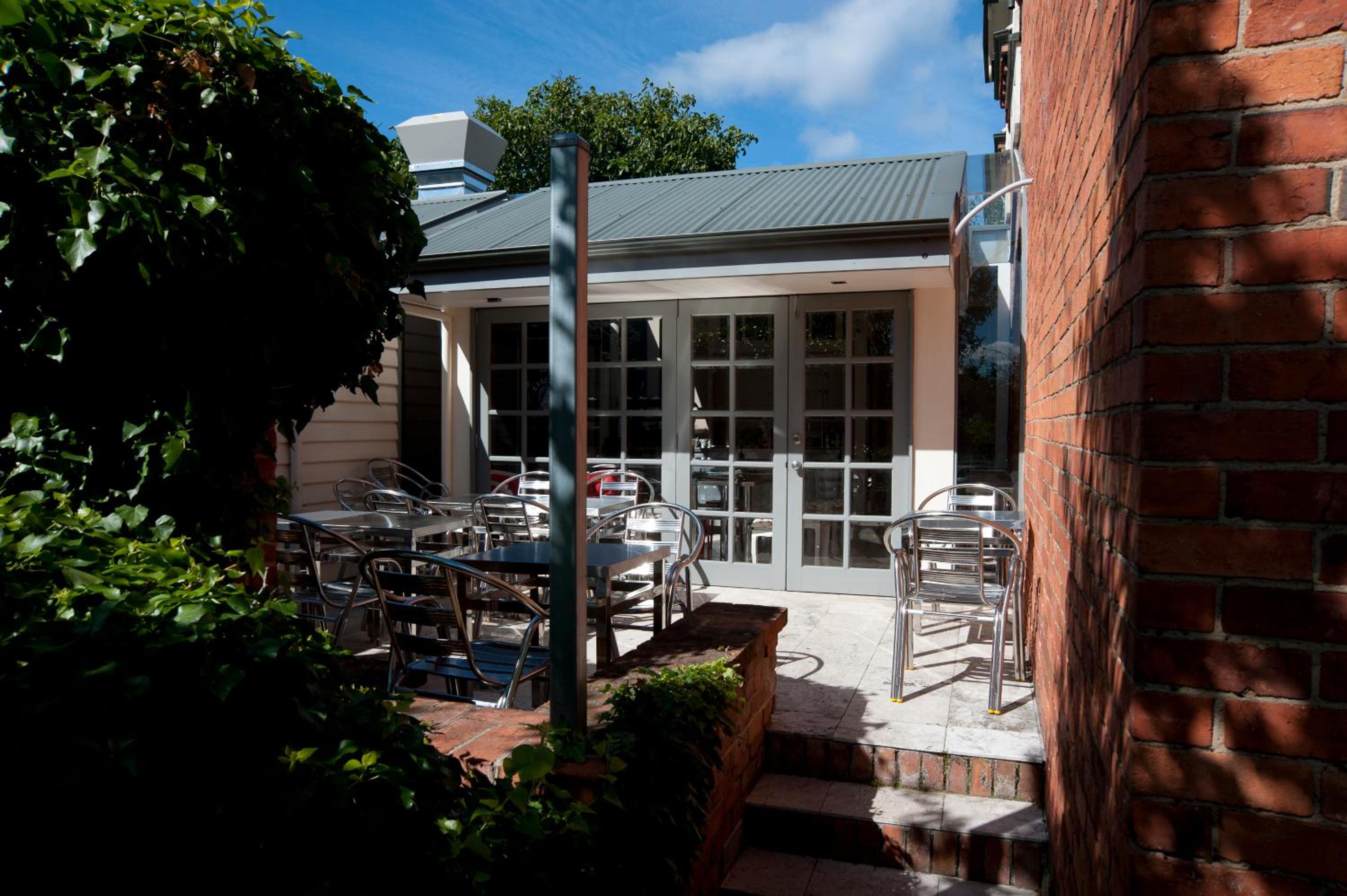 Lowena Cafe and Accommodation