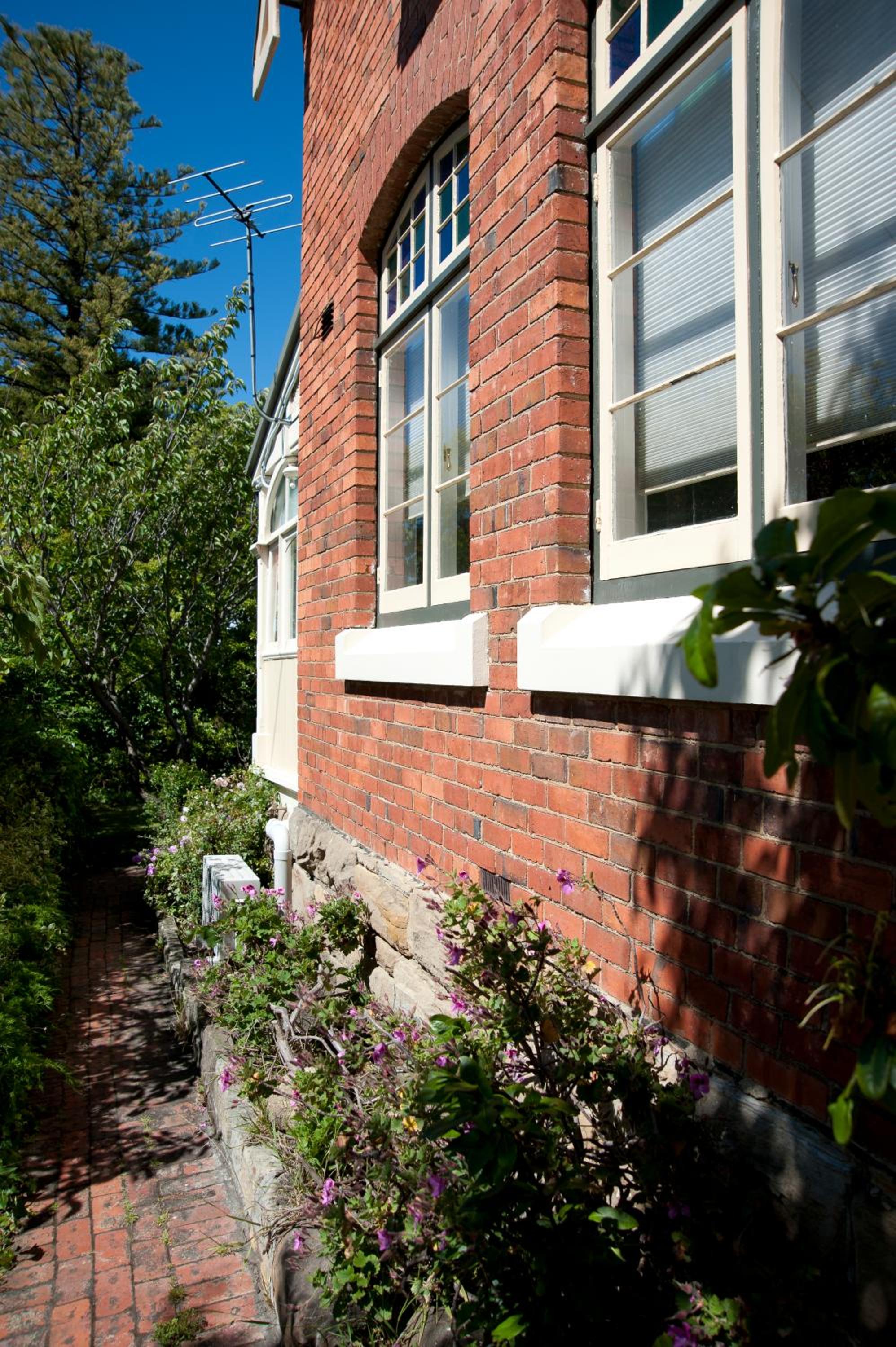 Lowena Cafe and Accommodation