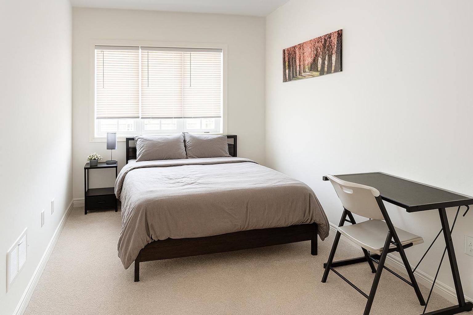 2024 Built Stylish 3BR Cambridge Townhouse with Foosball, Free Parking, WiFi, Full Kitchen, Laundry, 8 Min Drive to African Lion Safari! Perfect for Group 
