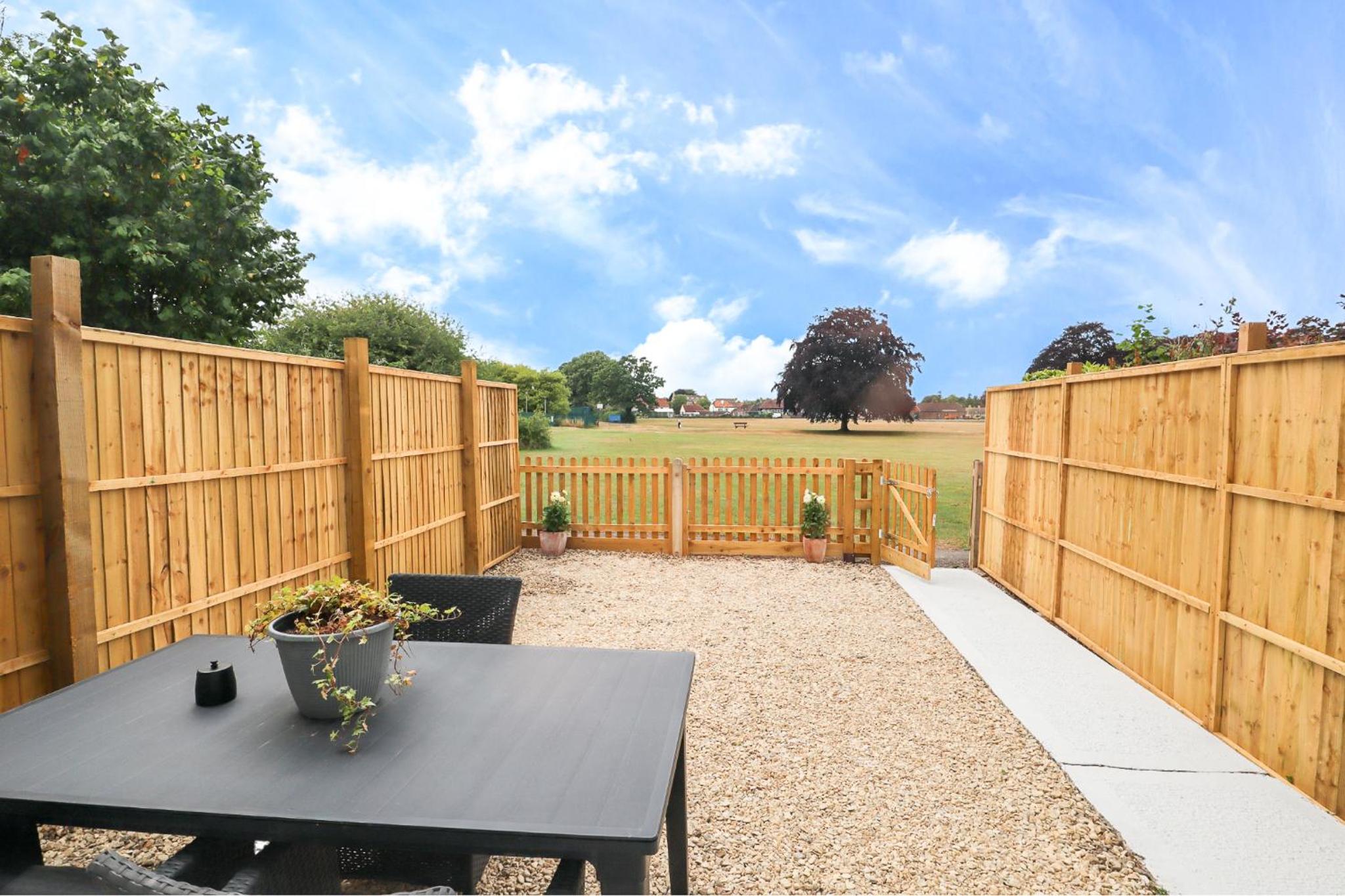 SALE 3 bed House CALNE SLEEPS 6 pet-friendly