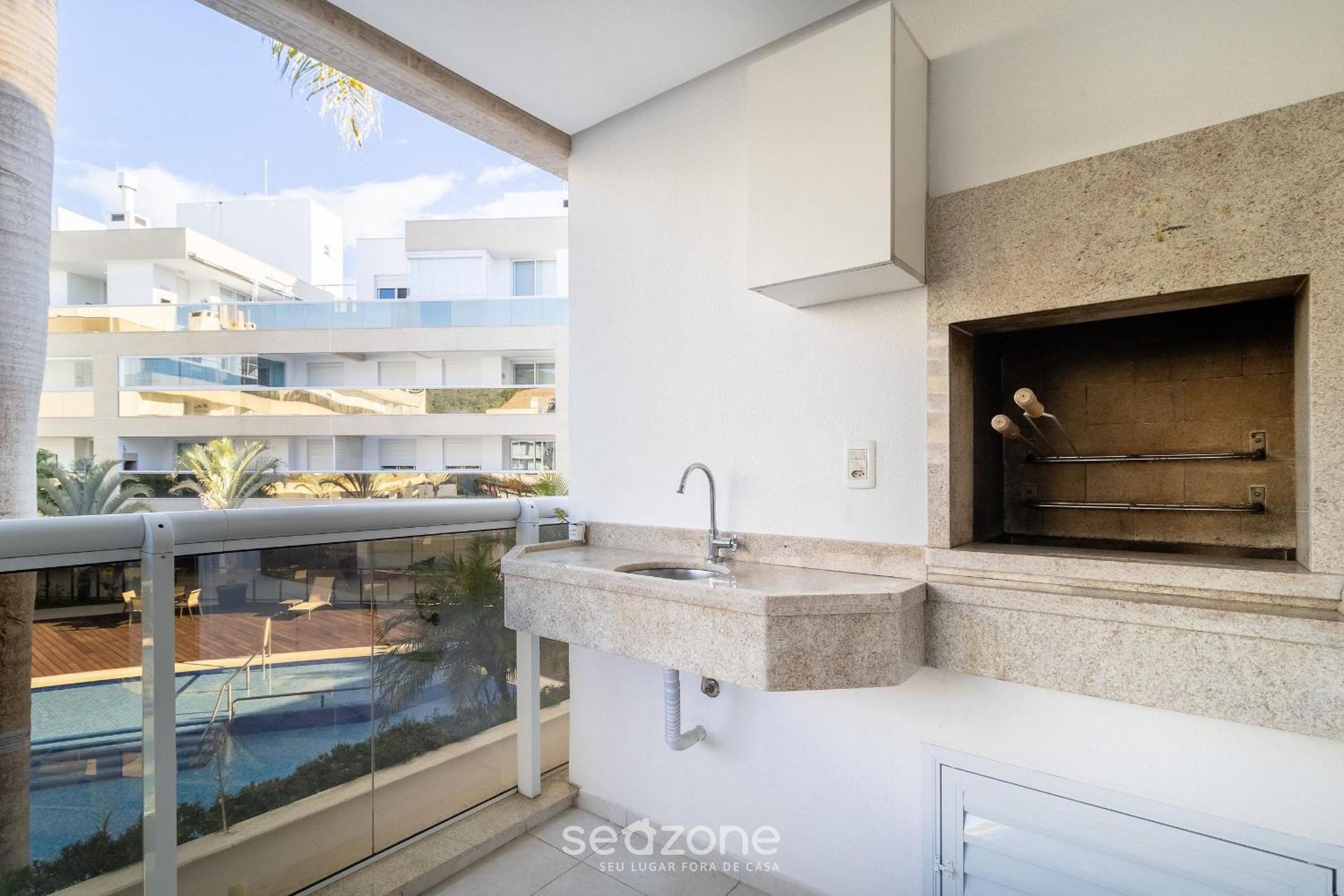 Apart w/ barbecue in condominium with pool BRI0102