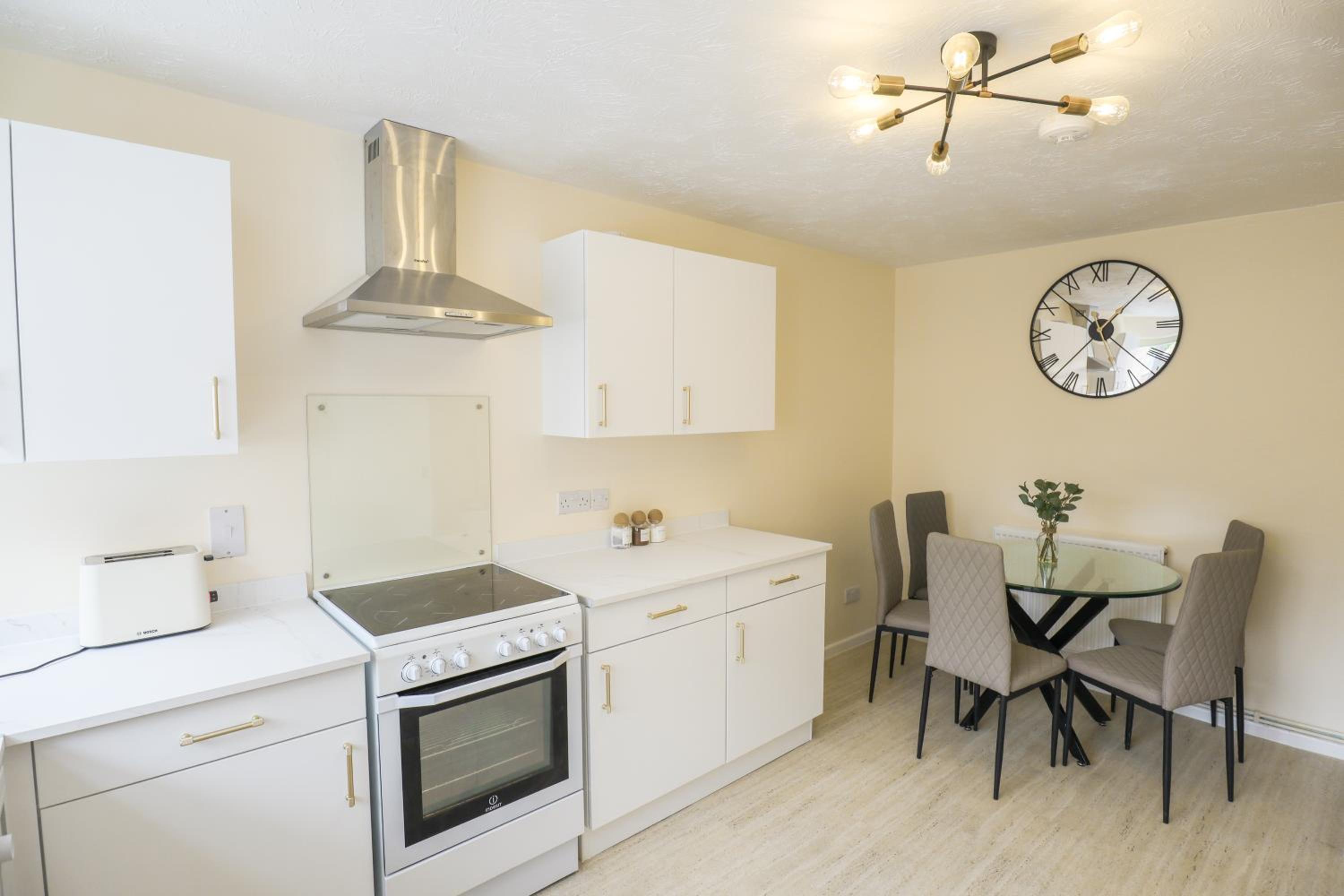 SALE 3 bed House CALNE SLEEPS 6 pet-friendly