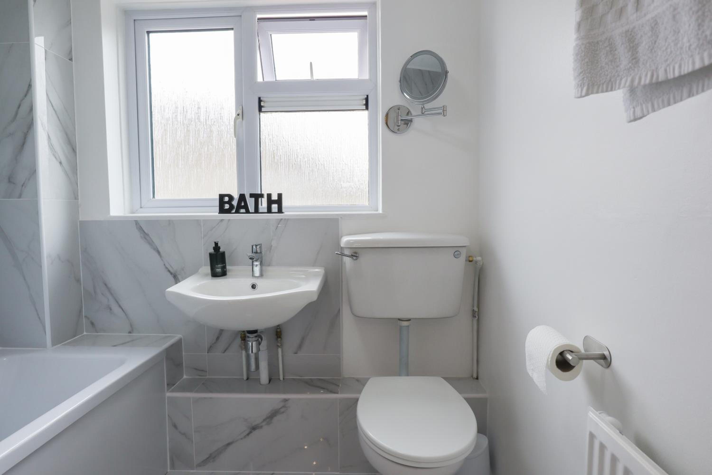SALE 3 bed House CALNE SLEEPS 6 pet-friendly
