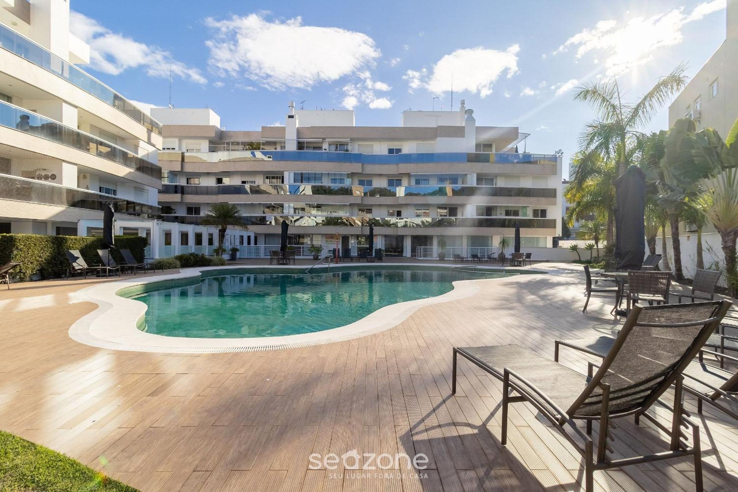 Apart w/ barbecue in condominium with pool BRI0102