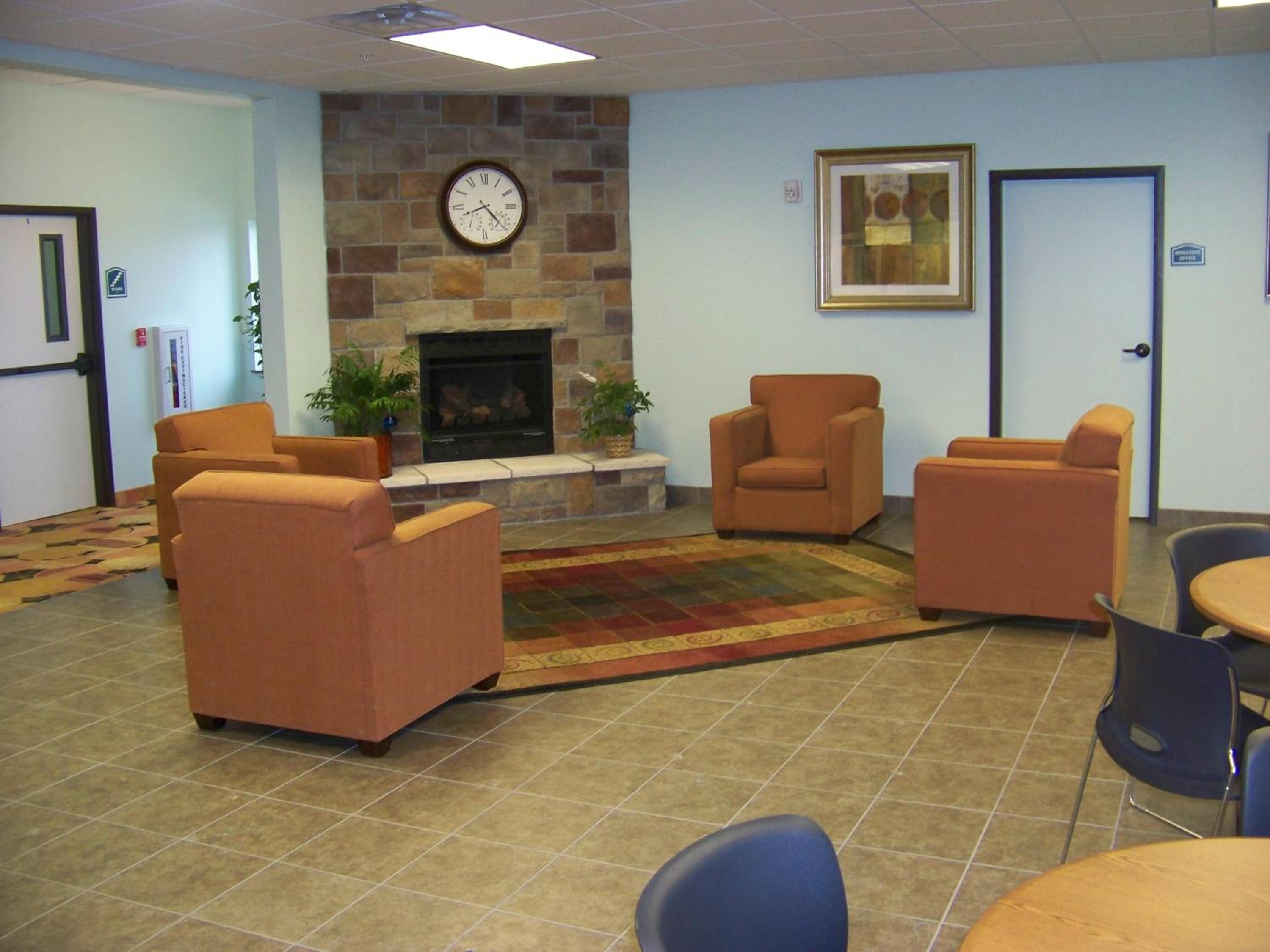 Days Inn & Suites by Wyndham Columbus NE
