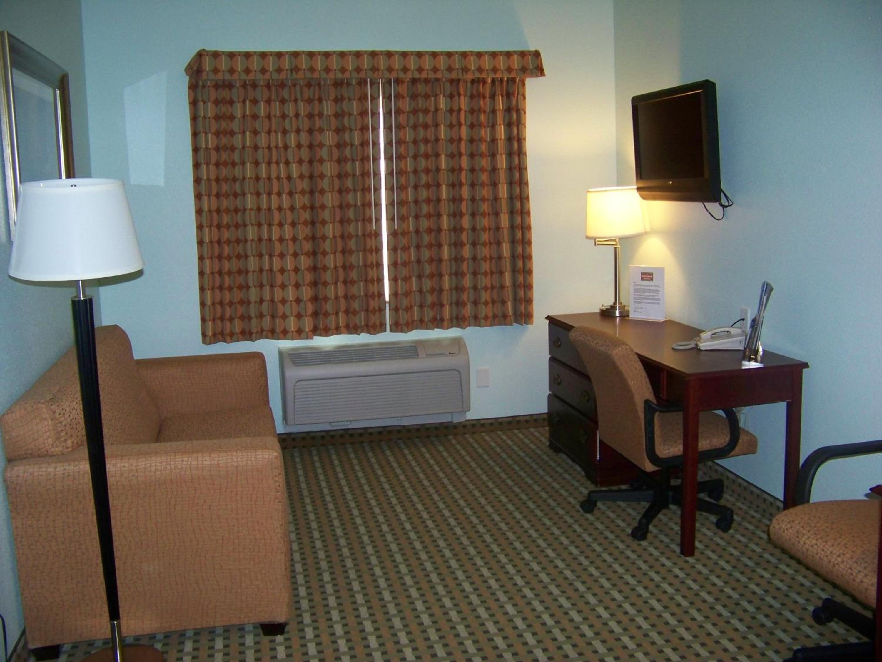 Days Inn & Suites by Wyndham Columbus NE