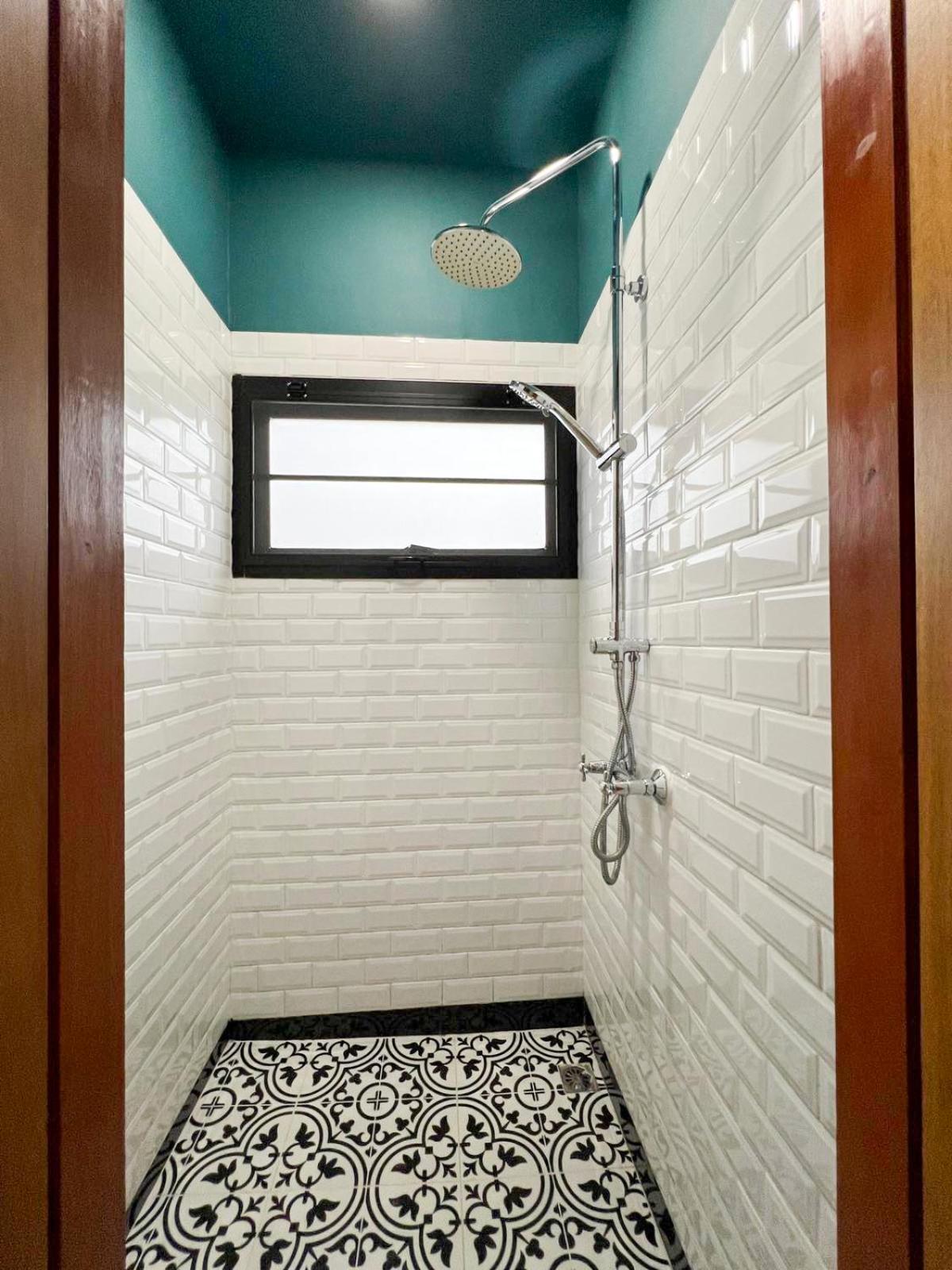 Poshtel 56