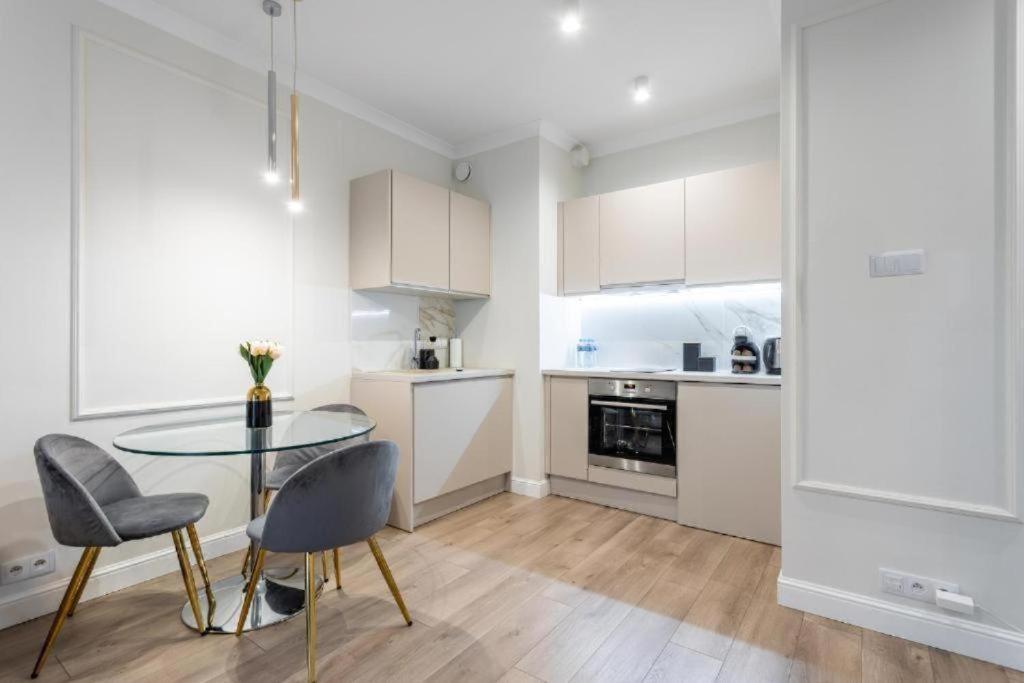 Urban Chic - Mennica Residence Luxury Stay for 10 Guests in Central Warsaw