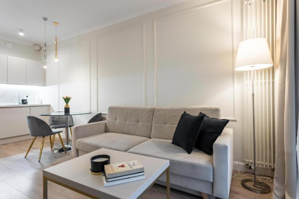 Urban Chic - Mennica Residence Luxury Stay for 10 Guests in Central Warsaw