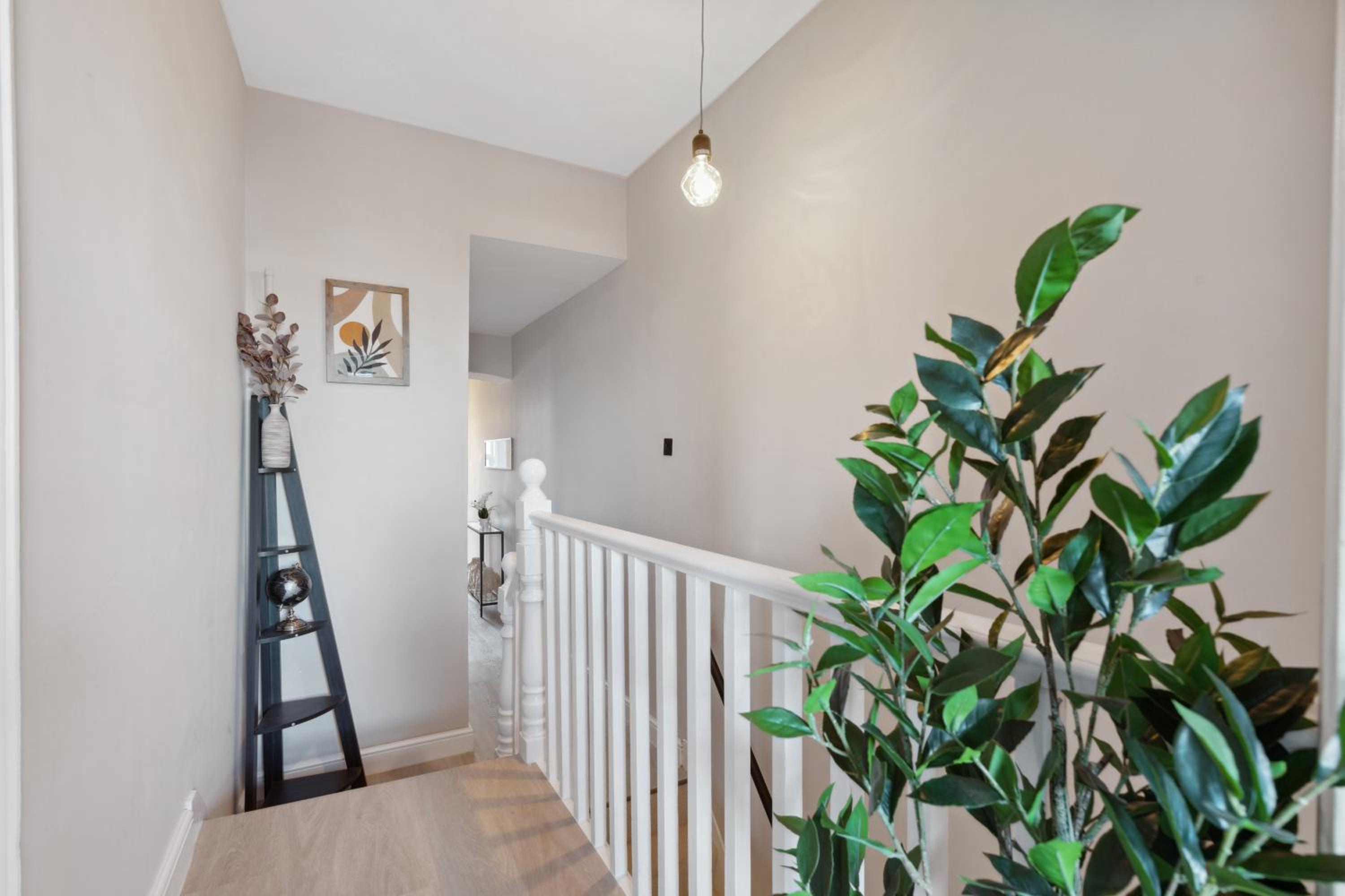 2 Bedroom Cosy London Cottage Flat