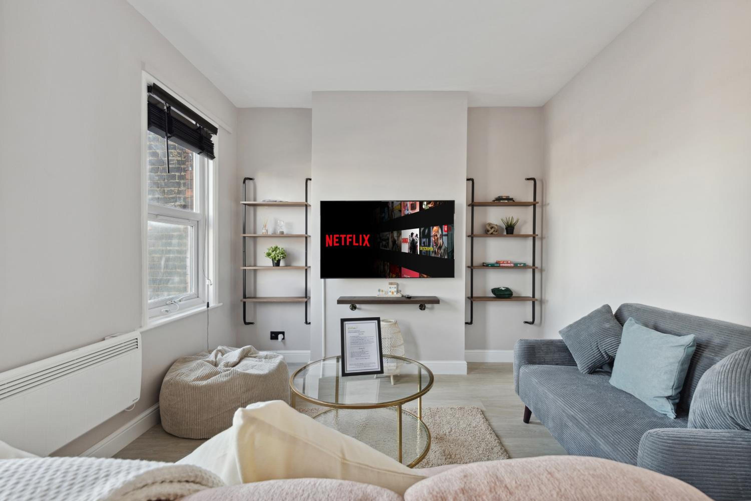 2 Bedroom Cosy London Cottage Flat