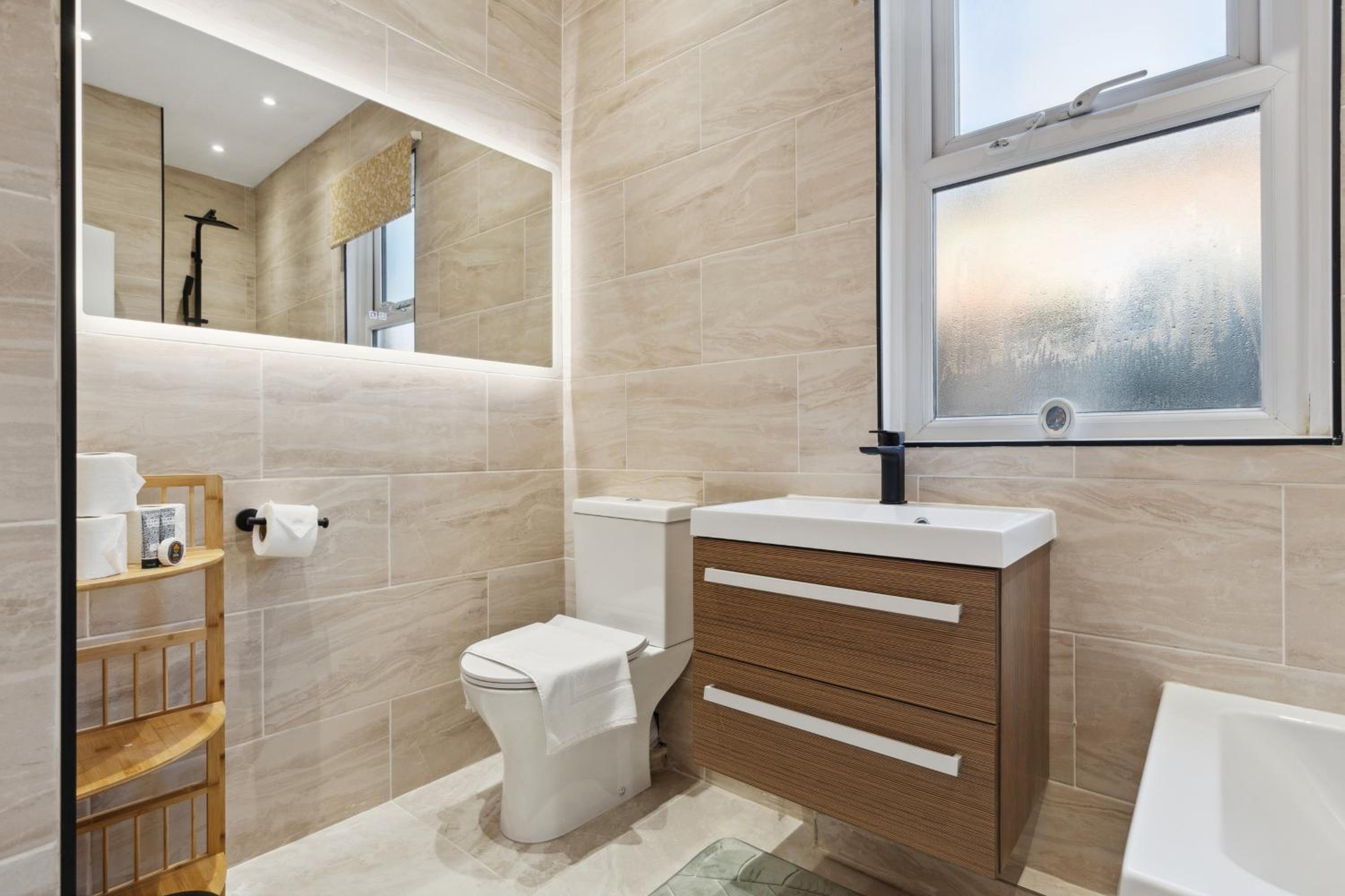 2 Bedroom Cosy London Cottage Flat