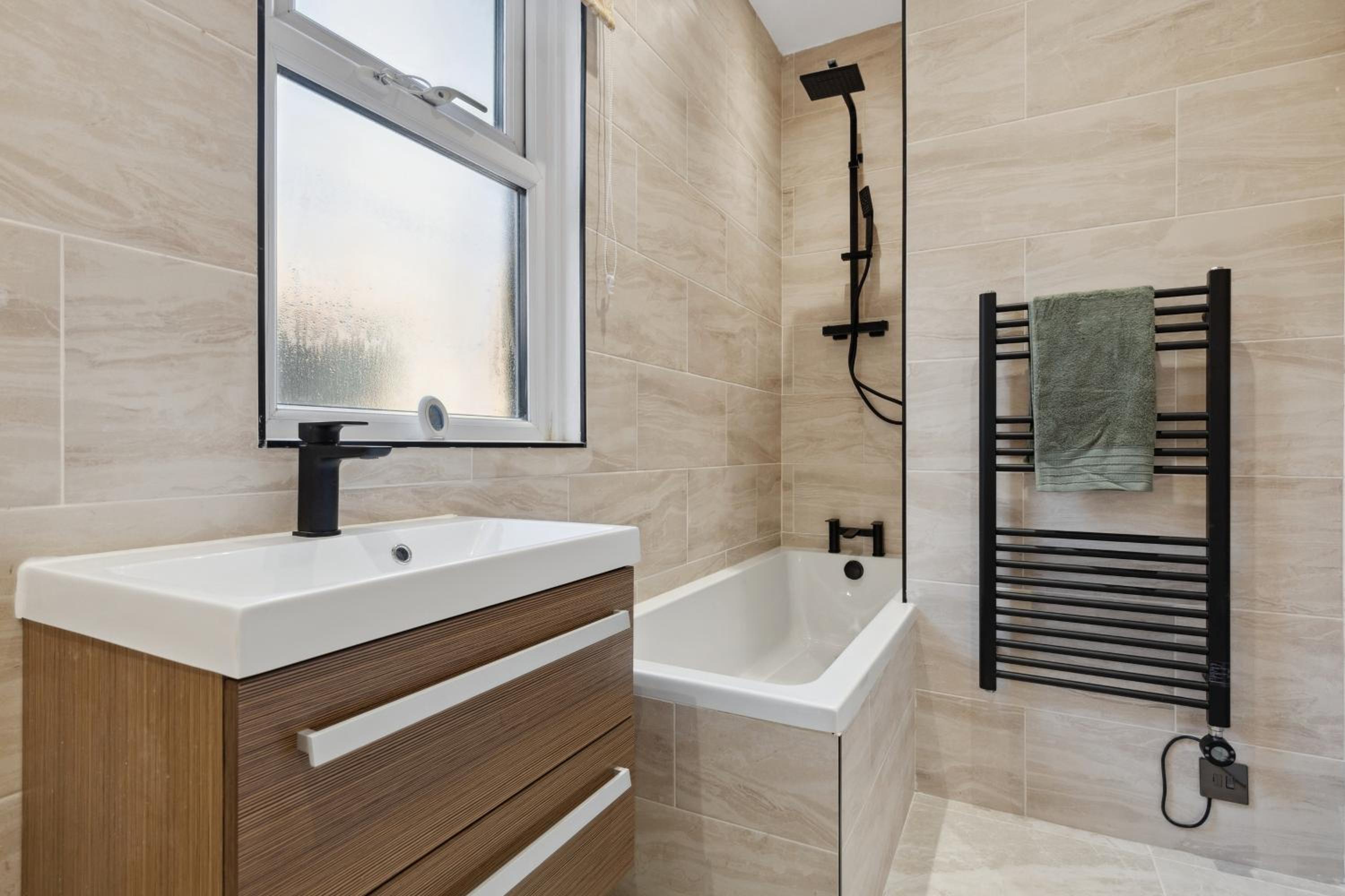 2 Bedroom Cosy London Cottage Flat