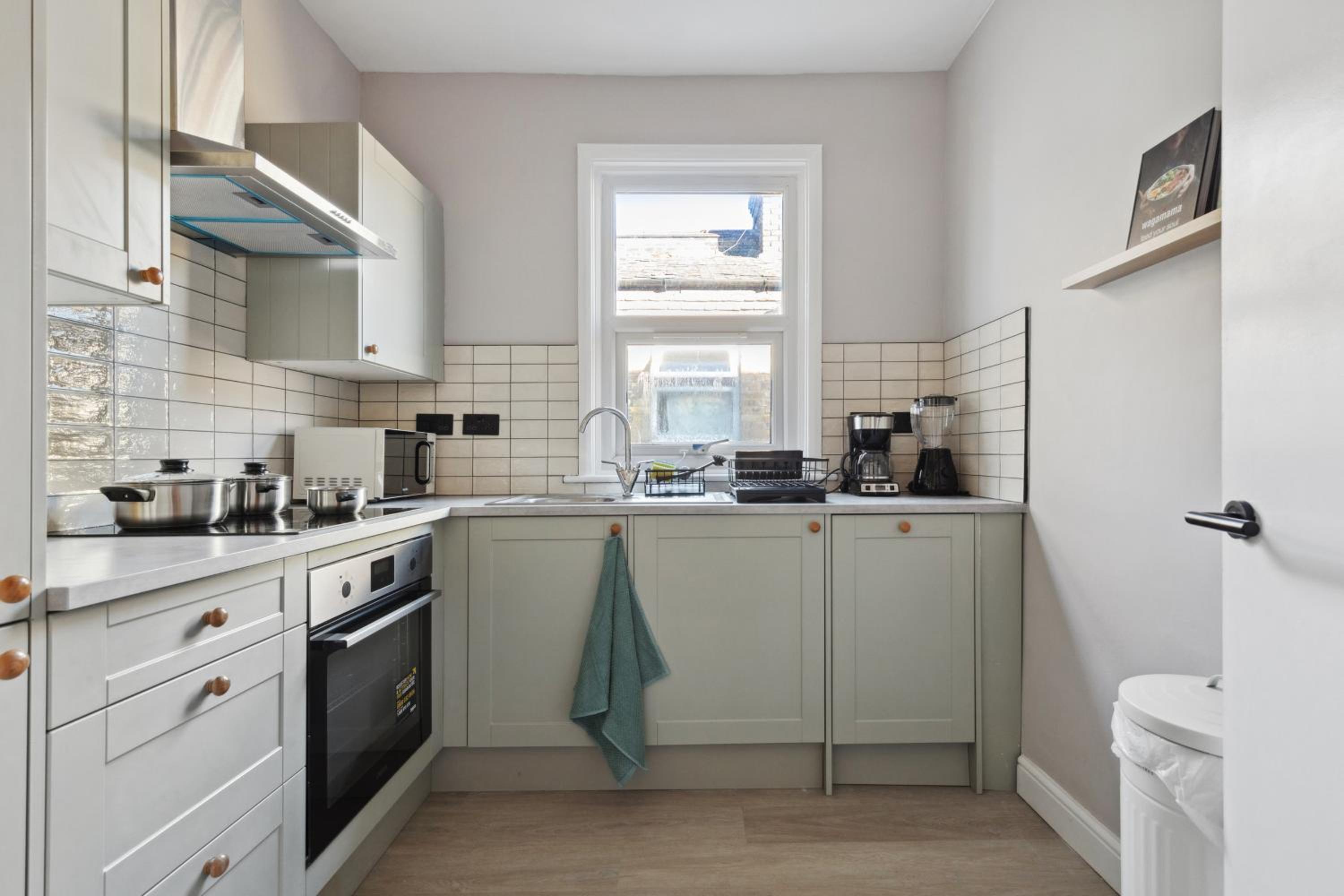 2 Bedroom Cosy London Cottage Flat