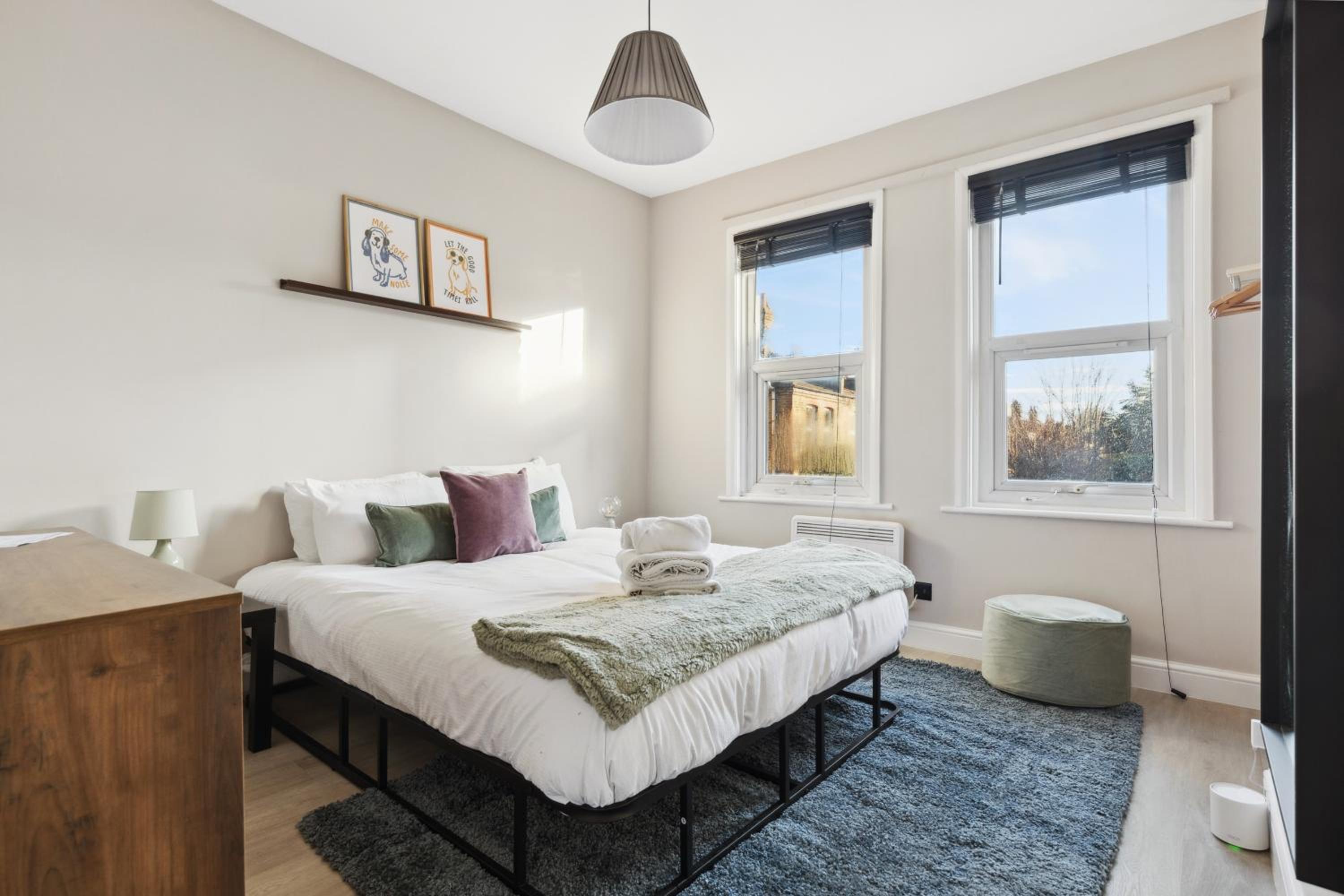 2 Bedroom Cosy London Cottage Flat