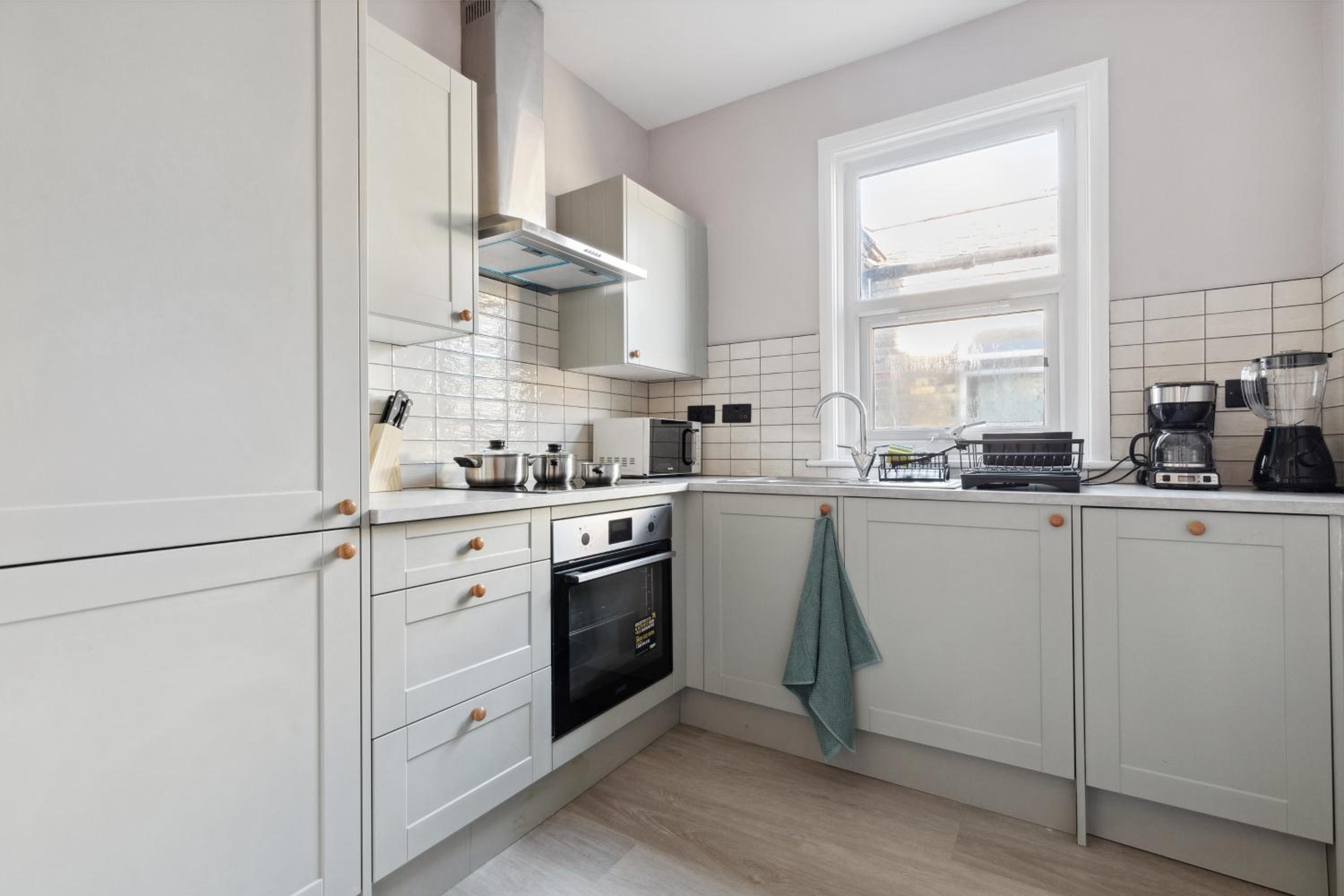 2 Bedroom Cosy London Cottage Flat