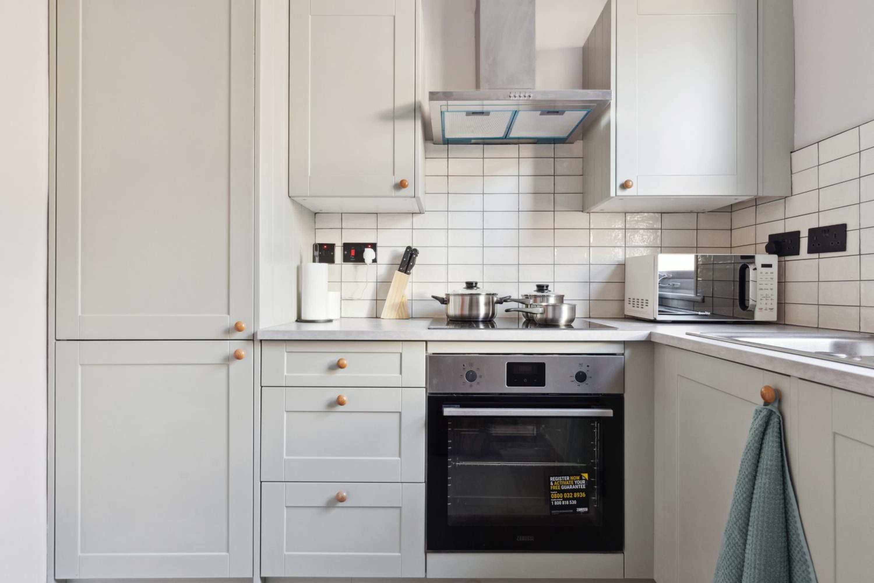 2 Bedroom Cosy London Cottage Flat