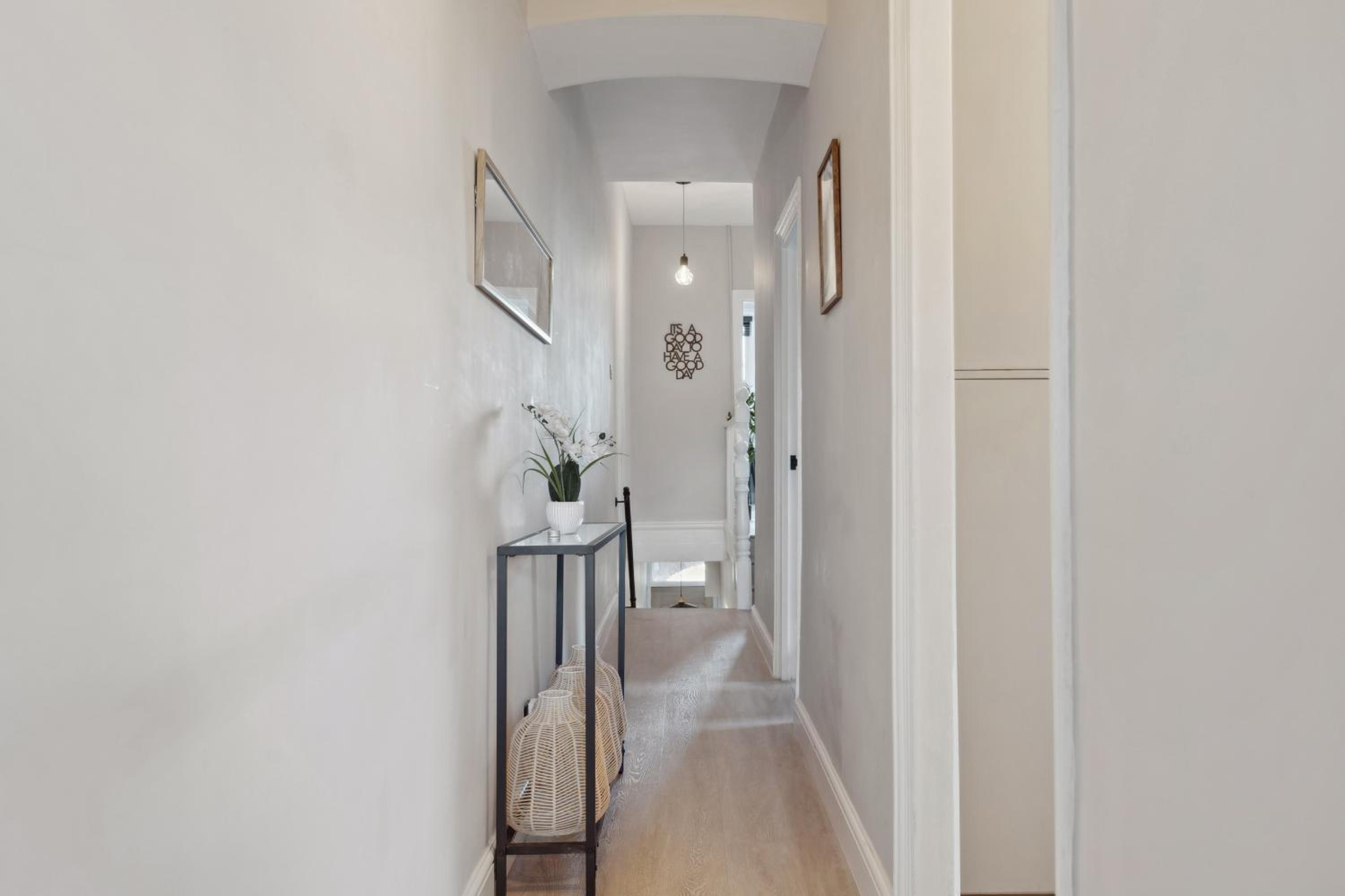 2 Bedroom Cosy London Cottage Flat