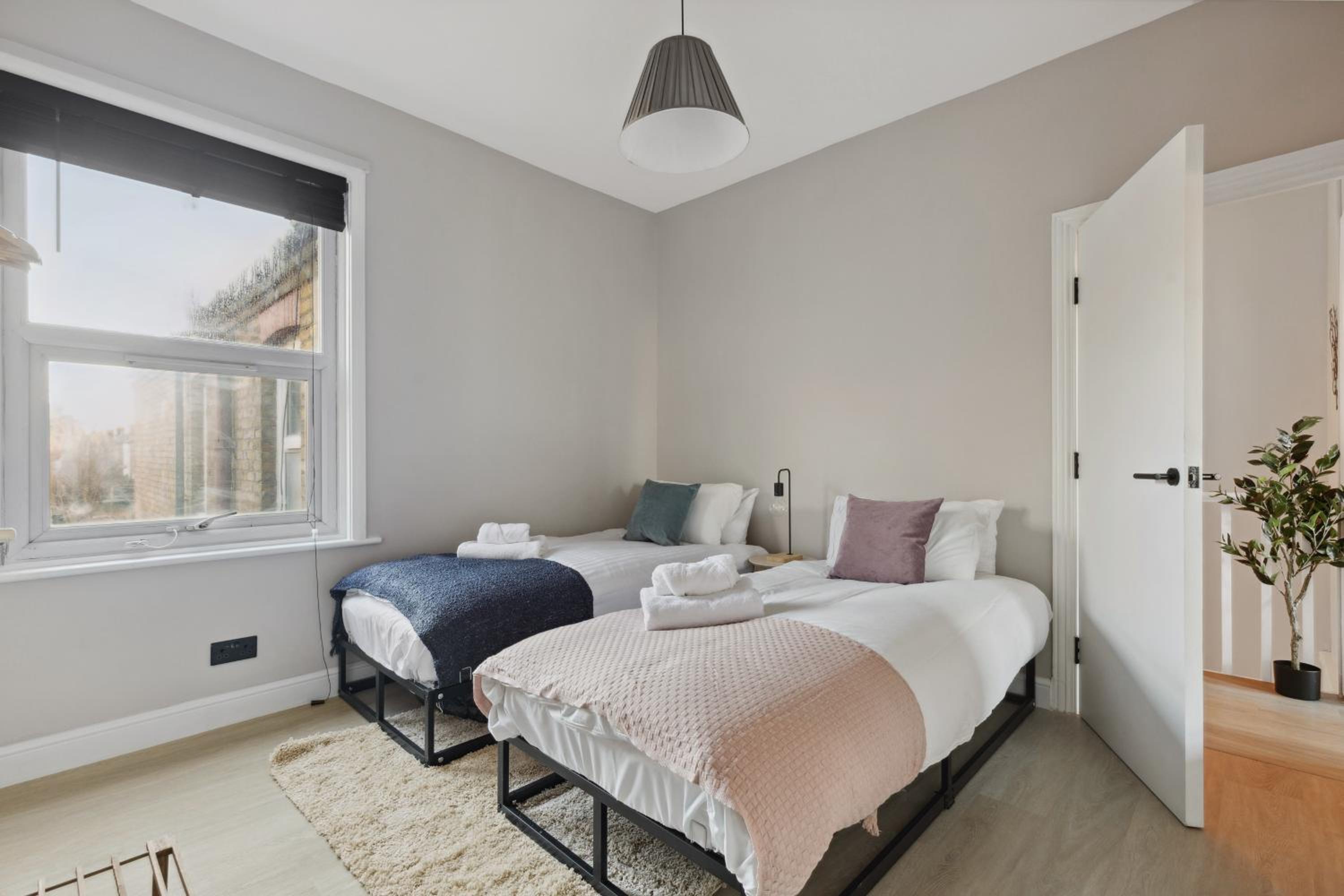 2 Bedroom Cosy London Cottage Flat