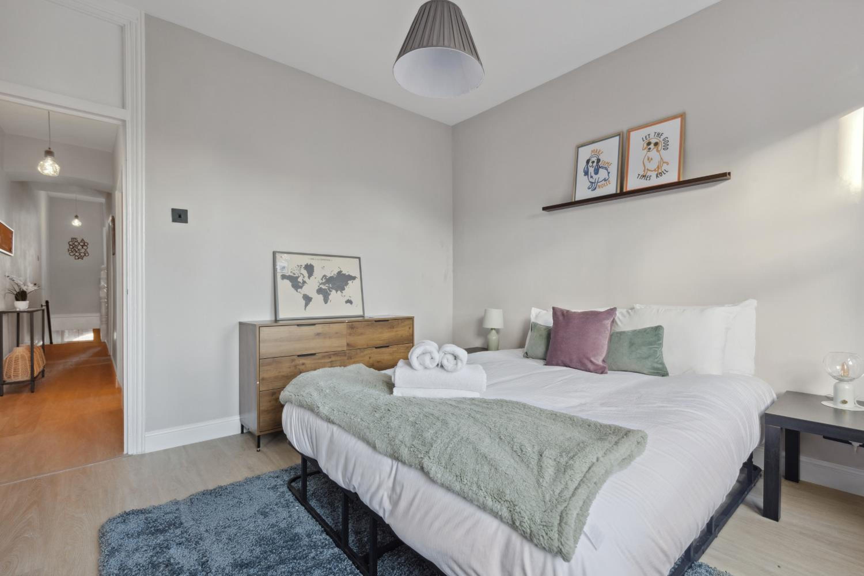 2 Bedroom Cosy London Cottage Flat