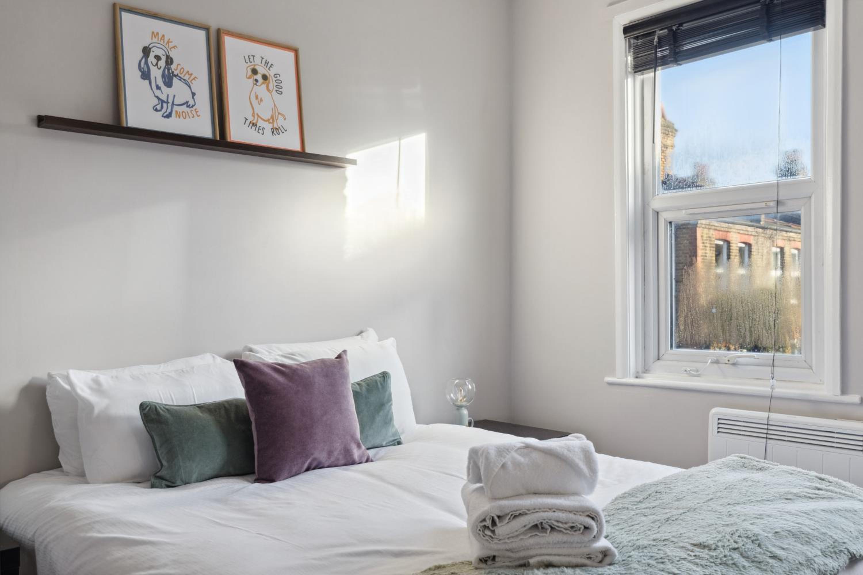 2 Bedroom Cosy London Cottage Flat