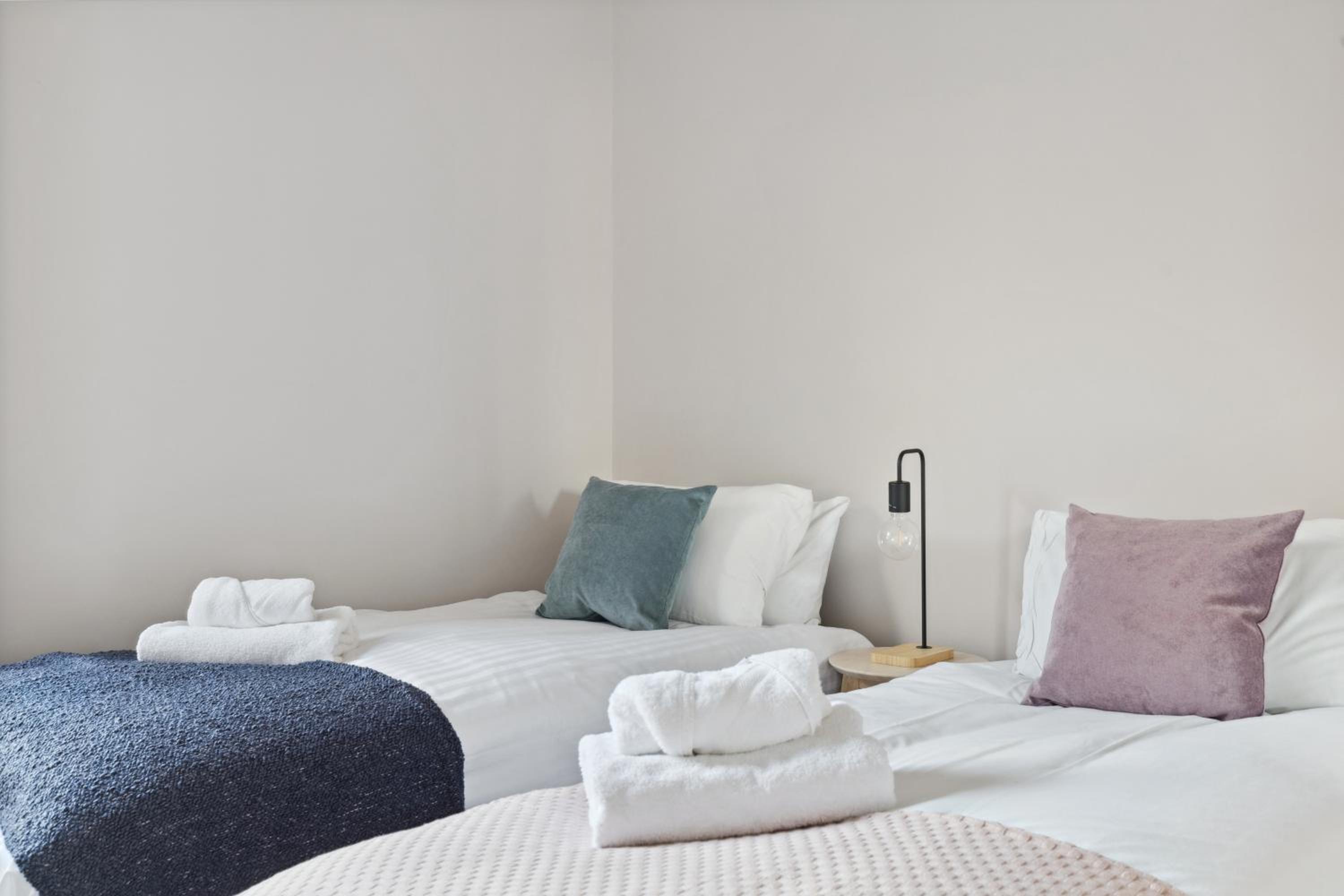 2 Bedroom Cosy London Cottage Flat