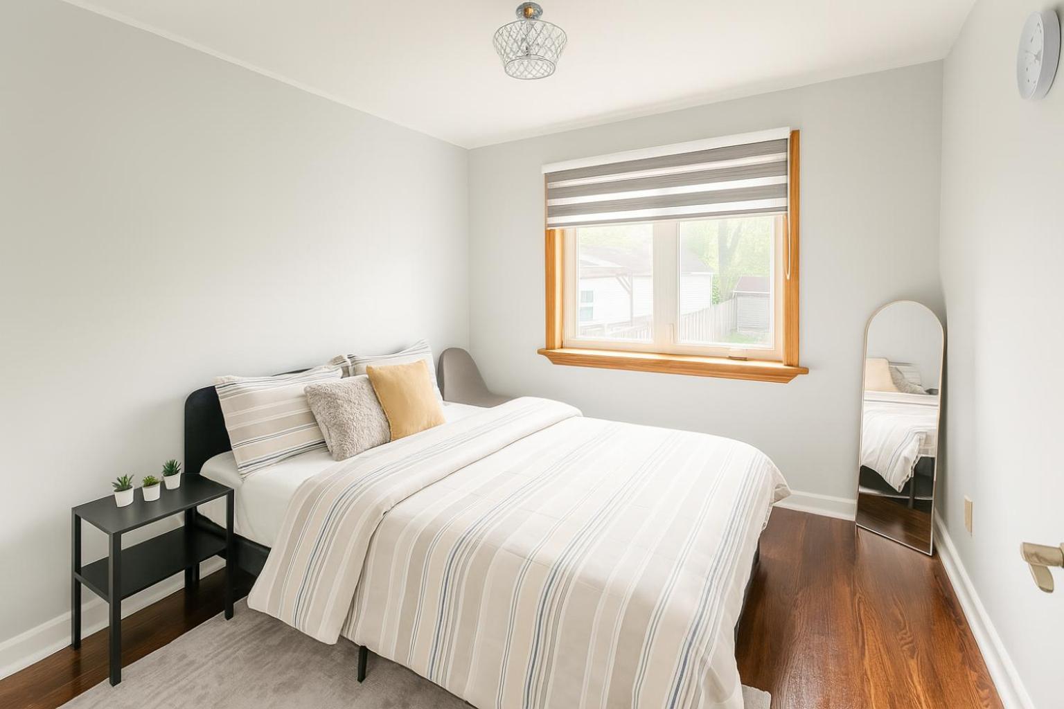Newly Renovated 3BR North York Bungalow with Backyard Patio & Volleyball Set! Close to Rogers Stadium, TTC Subway Access, Perfect for Family Travel, Group 