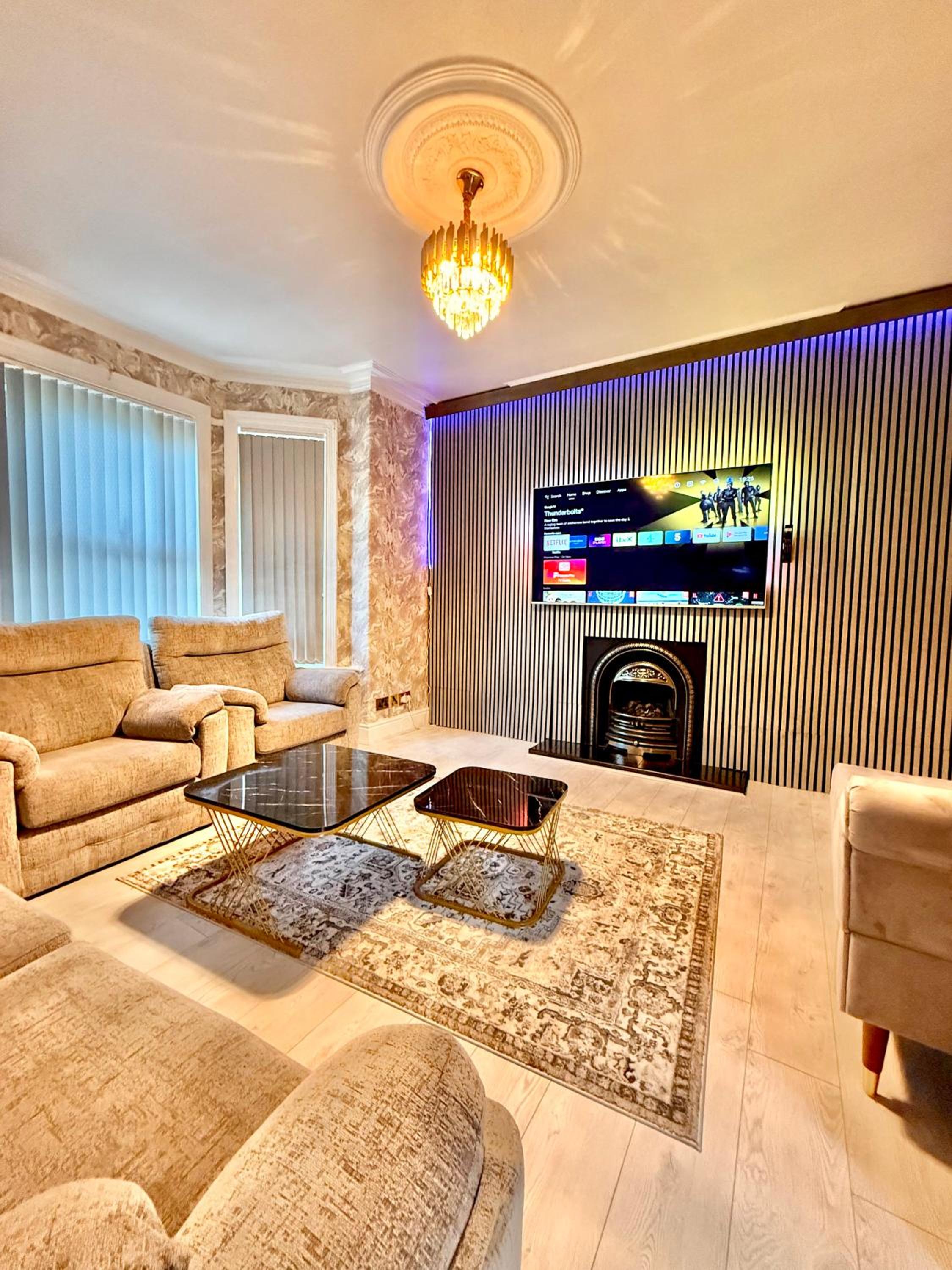 Full Home with Free Parking in Moss Bank, Crumpsall, Manchester