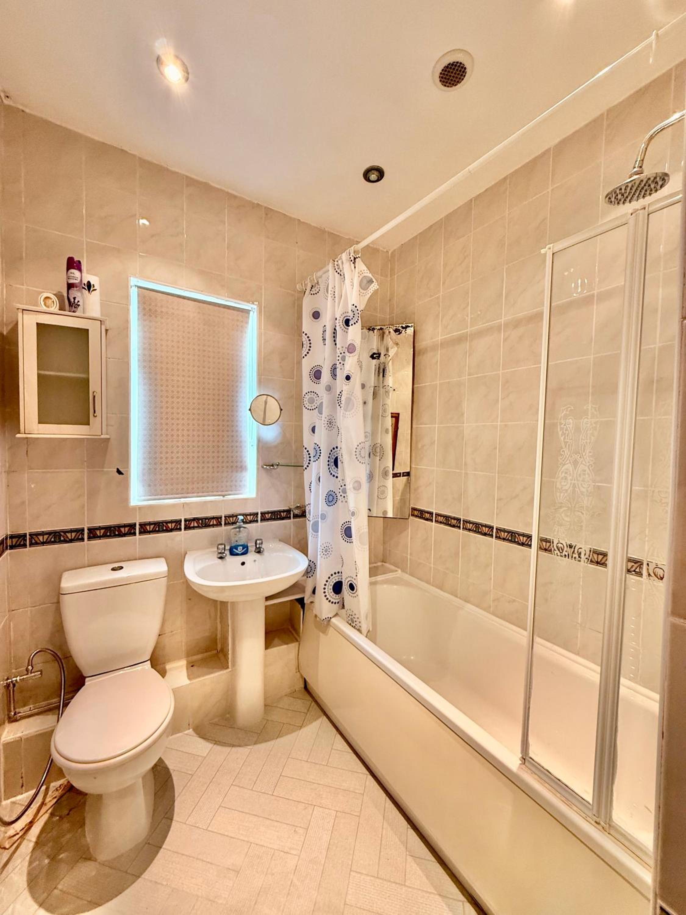 Full Home with Free Parking in Moss Bank, Crumpsall, Manchester