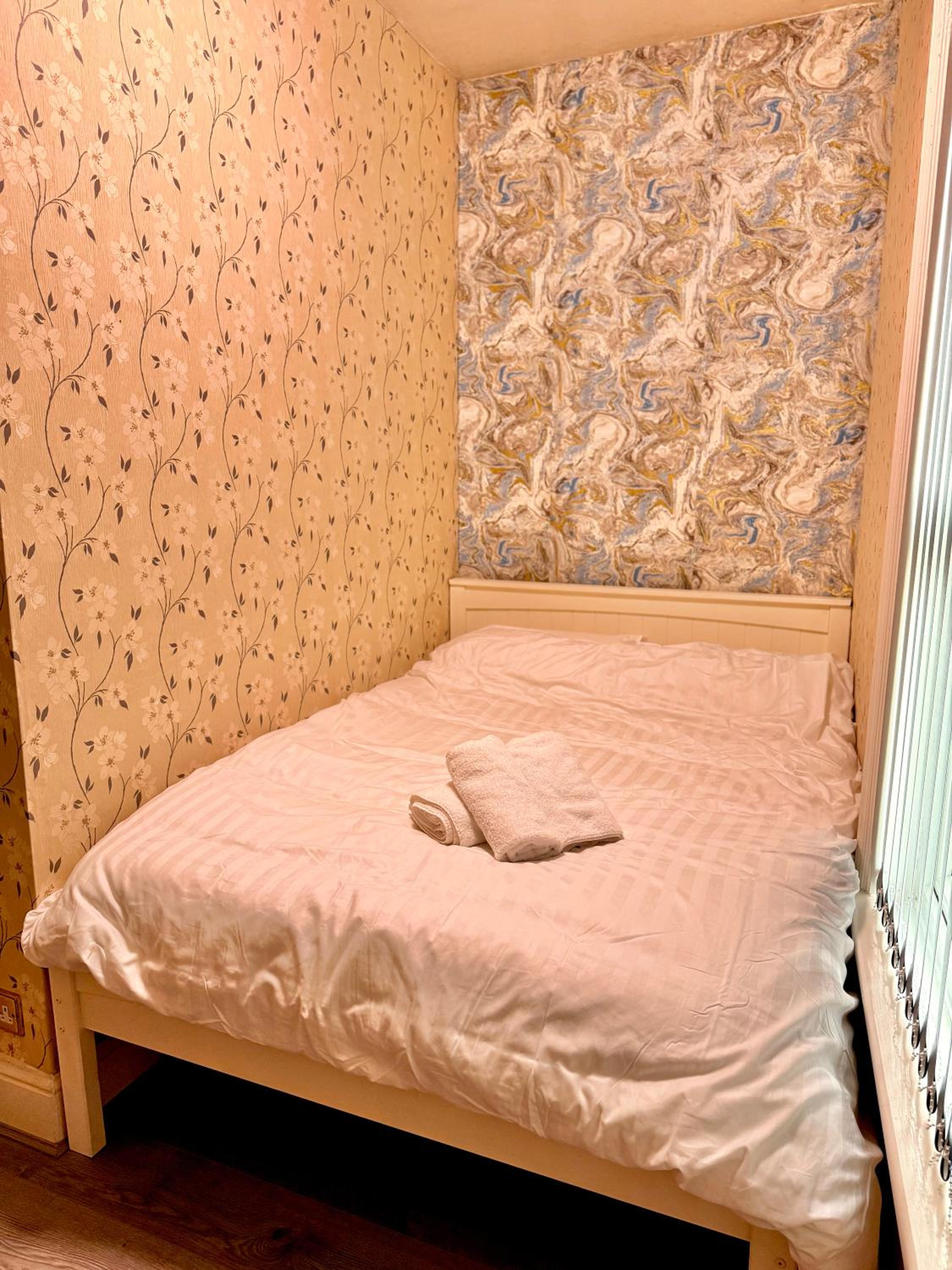 Full Home with Free Parking in Moss Bank, Crumpsall, Manchester