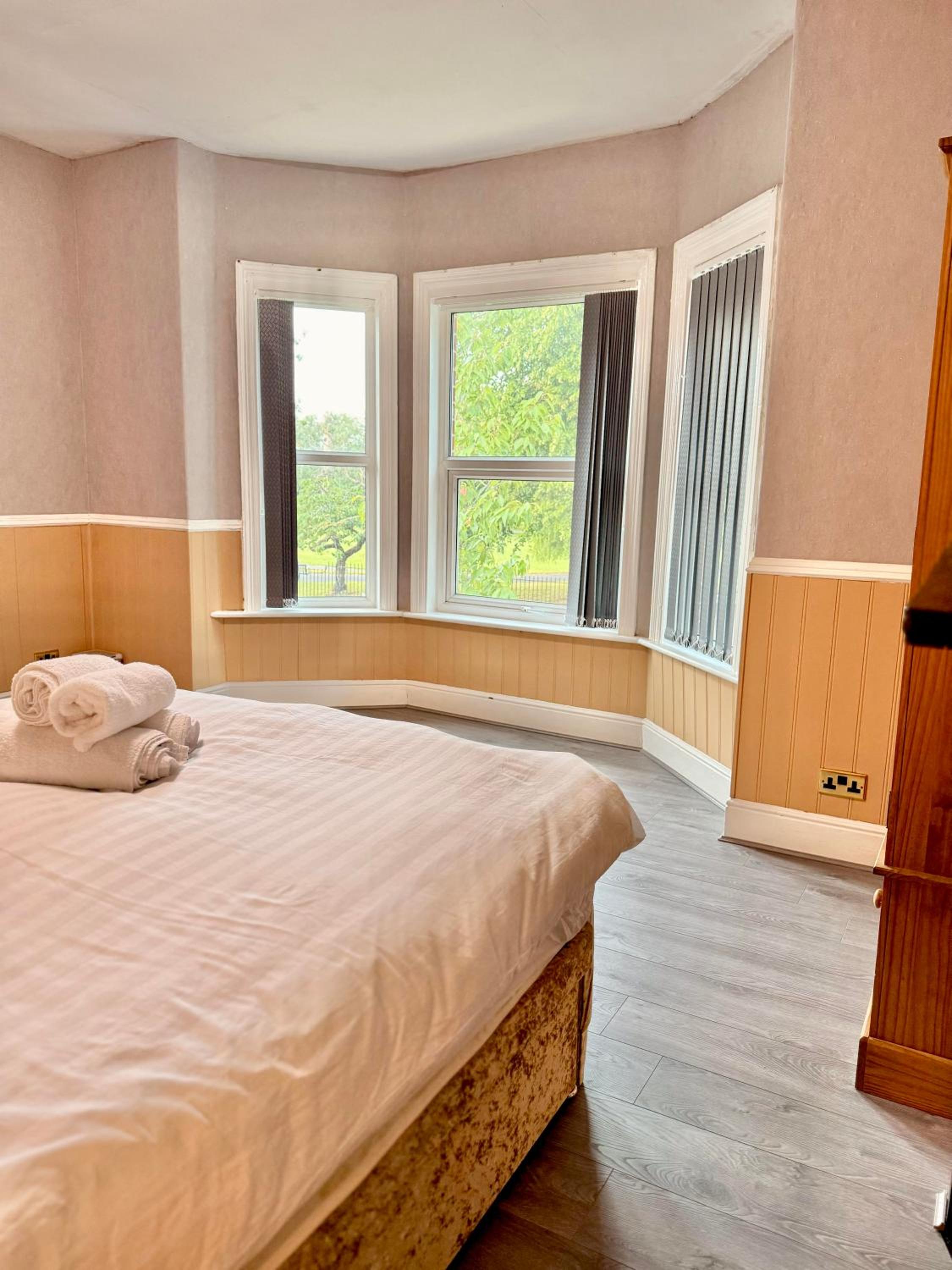 Full Home with Free Parking in Moss Bank, Crumpsall, Manchester
