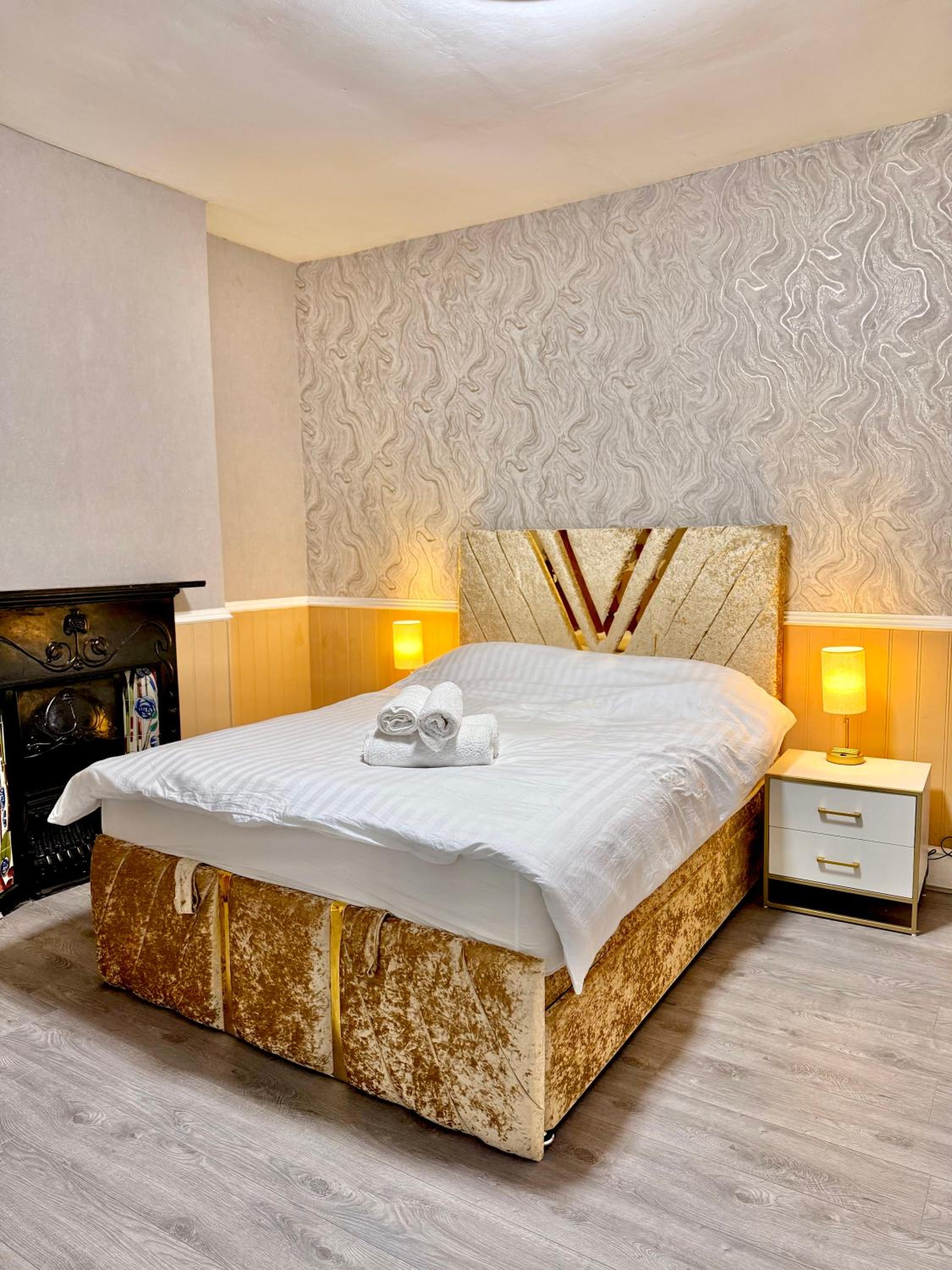 Full Home with Free Parking in Moss Bank, Crumpsall, Manchester