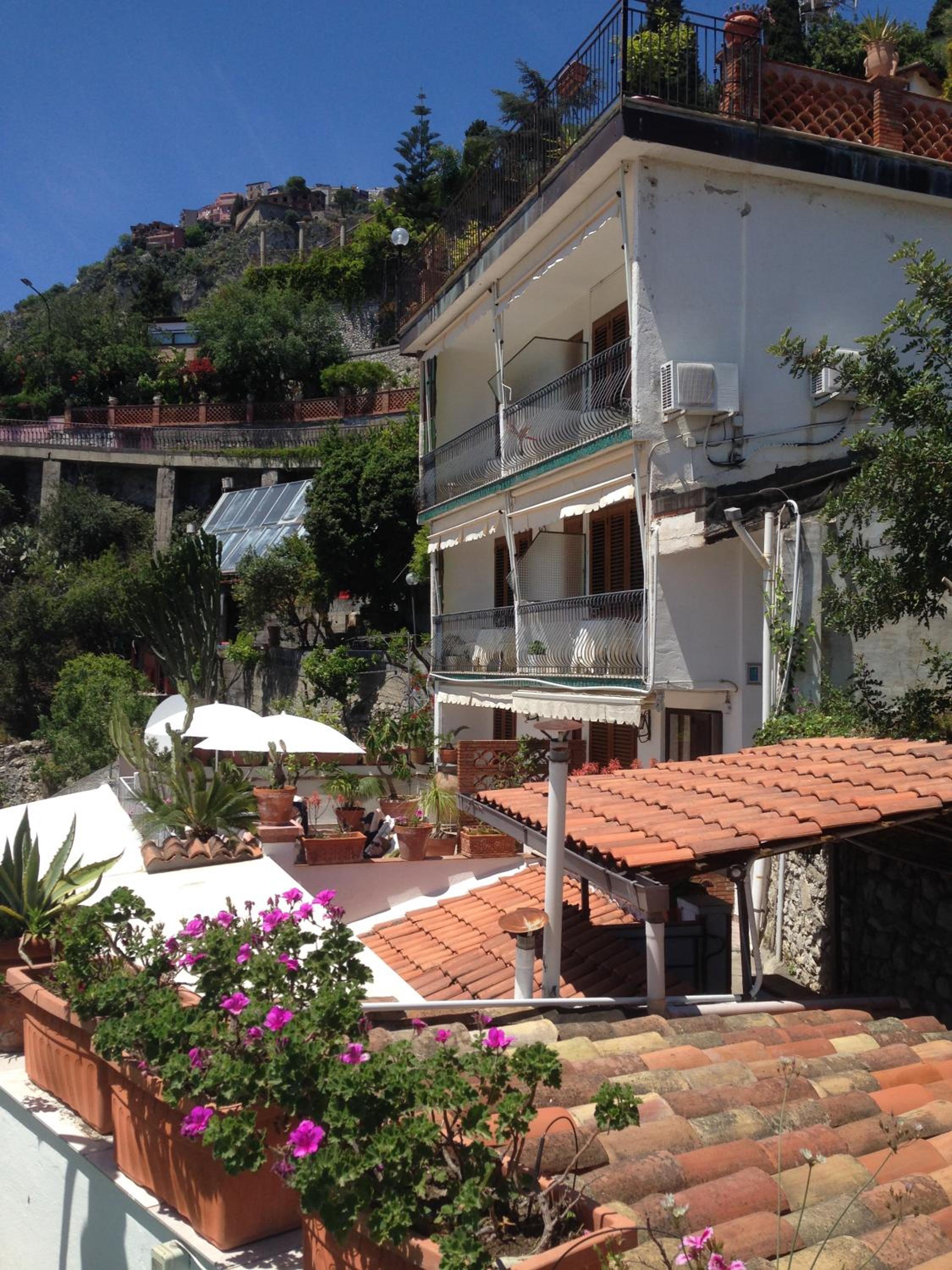 Hotel Villa Greta Hotel Rooms & Suites - Image 1